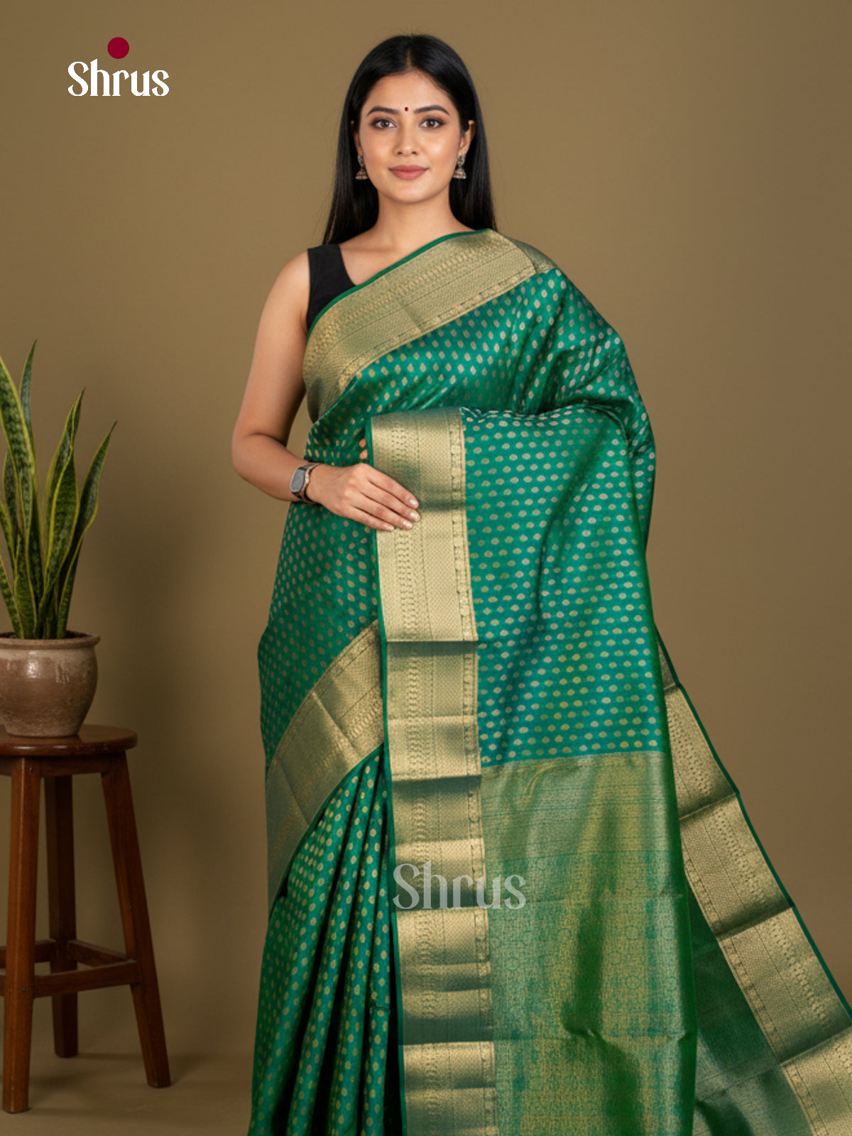 Buy Regal Green Kanchipuram Saree with Intricate Golden Buttas, Zari Border & Brocade Pallu