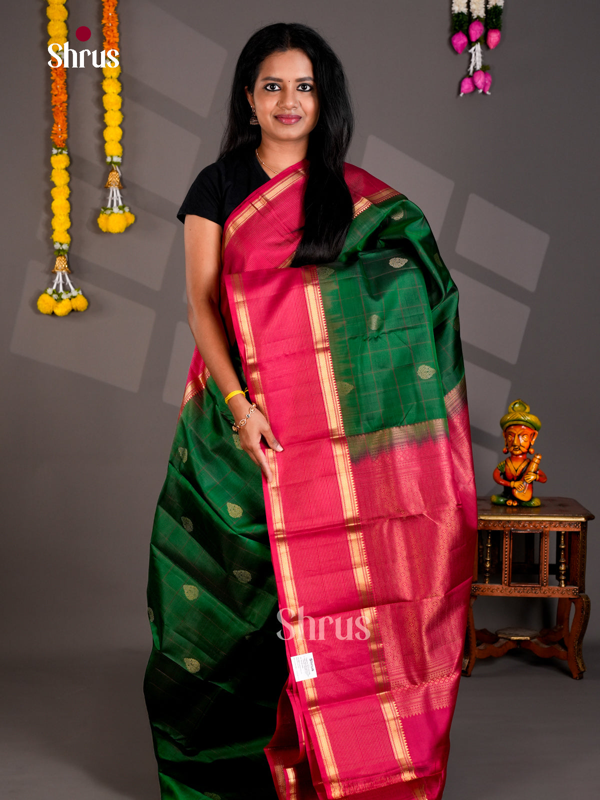 Buy Serene Green Kanchipuram Saree with Thread Checks, Zari Leaf Buttas & Pink Rettaipet Border