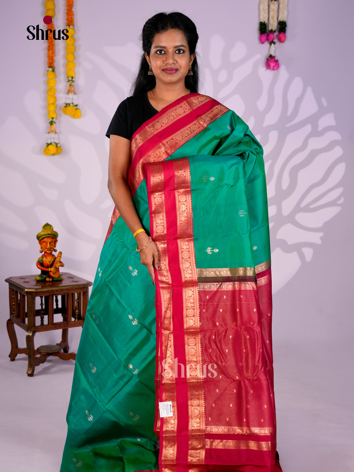 Buy Classy Green Kanchipuram Silk Saree With Floral Buttas, Red Zari Woven Border & Brocade Pallu