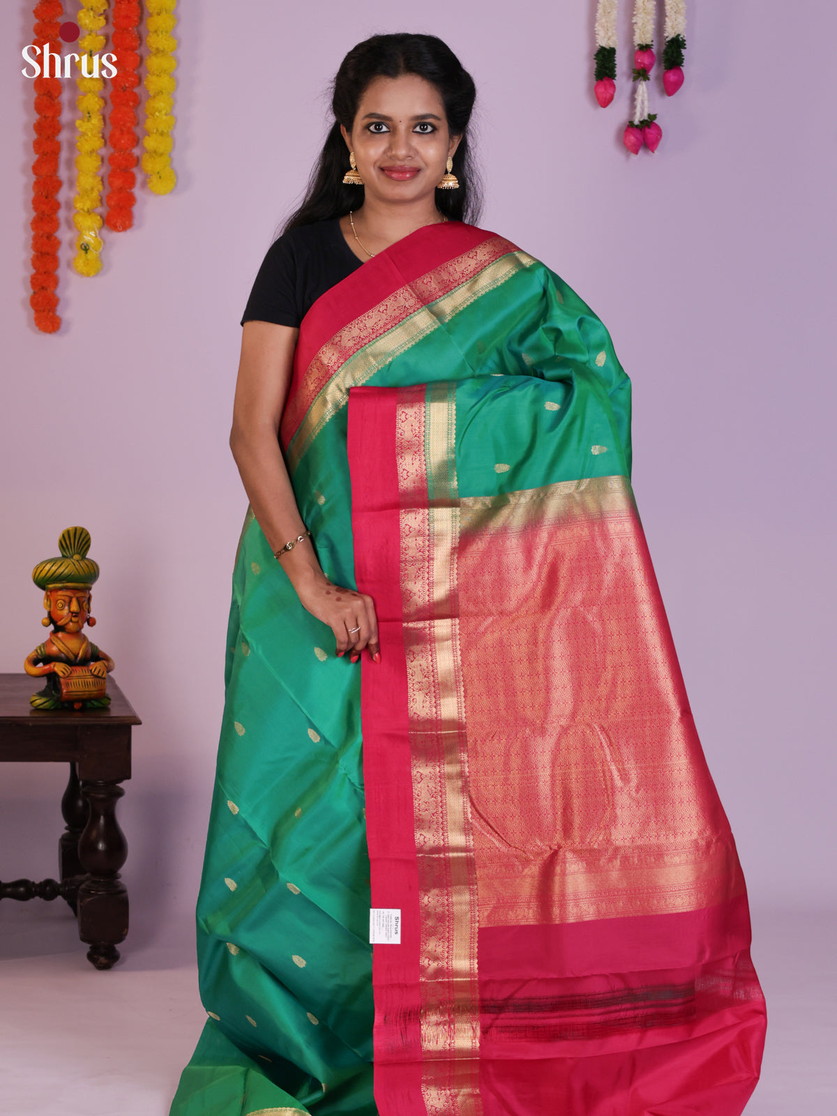 Buy Gorgeous Green Kanchipuram Silk Saree With Leaf Buttas, Red Zari Border & Brocade Pallu