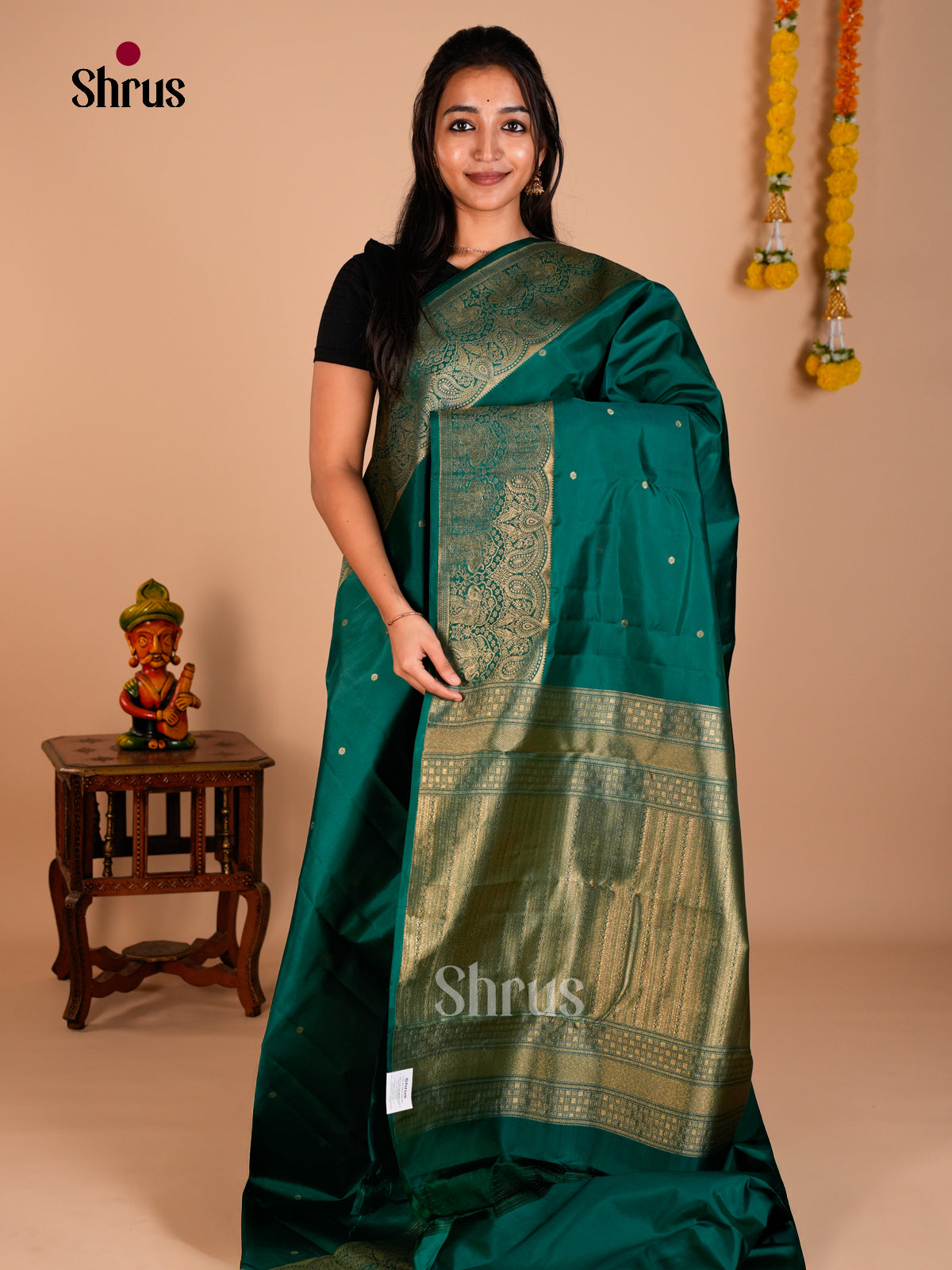 Buy Enchanting Green Kanchipuram Silk Saree with Gold Buttas & Zari Brocade Pallu