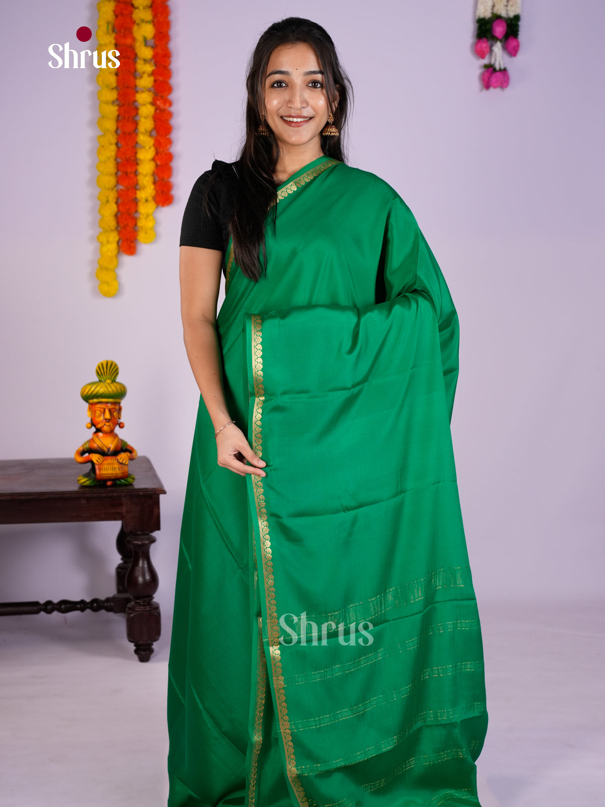 Buy Opulent Green Mysore Silk Saree with Plain Body, Thin Zari Border & Traditional Pallu