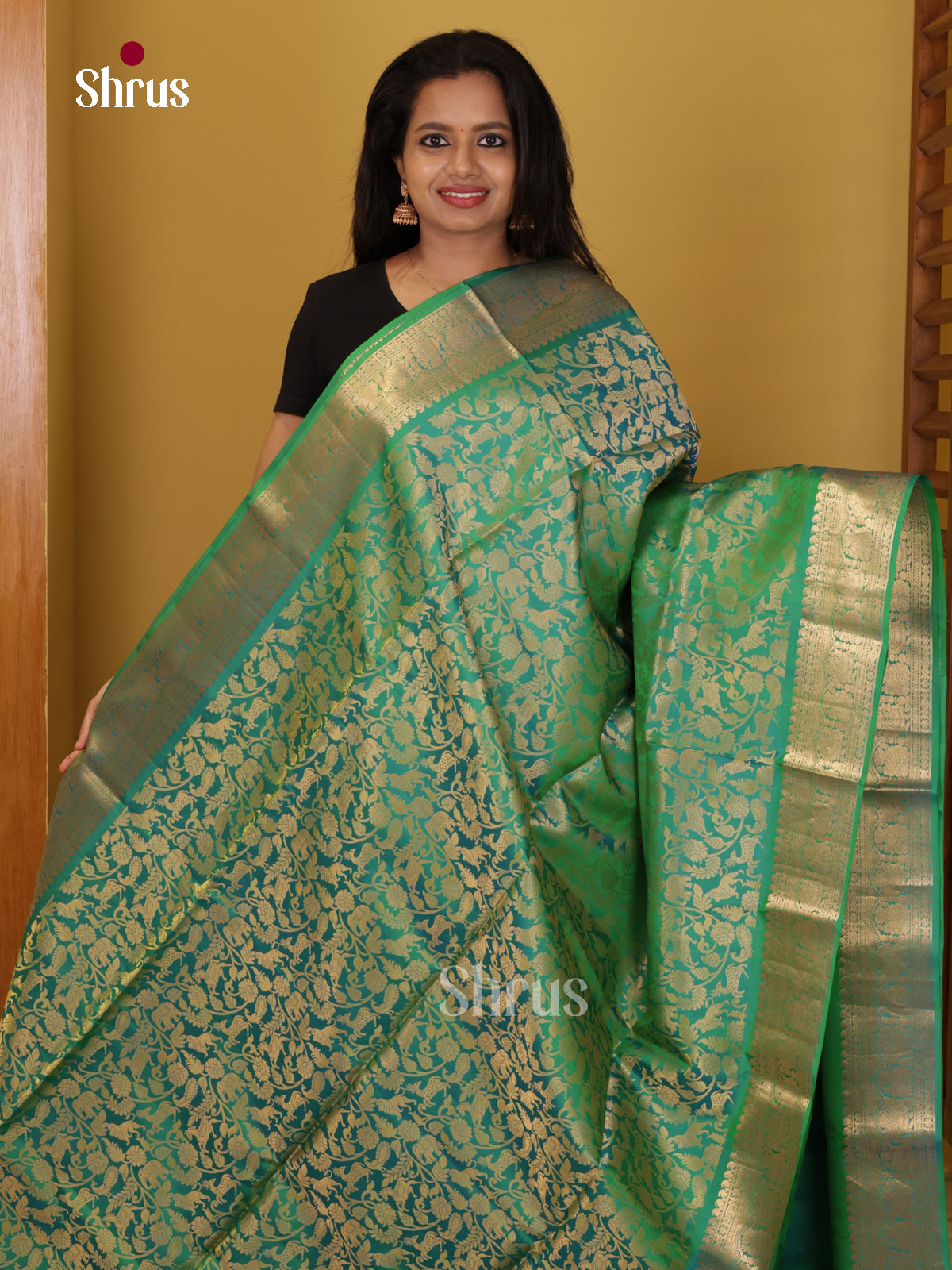 Buy Dazzling Green Pure Soft Silk Saree with Zari Woven Vanashigaram Nestling Brocade