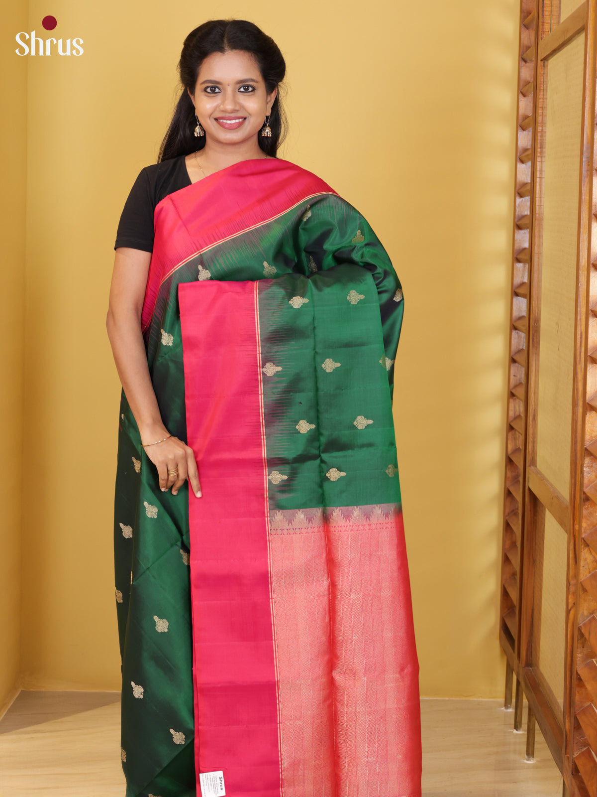 Buy Classy Green Soft Silk Saree with Gold Buttas & Orangish Pink Pallu With Thazhampoo Pattern