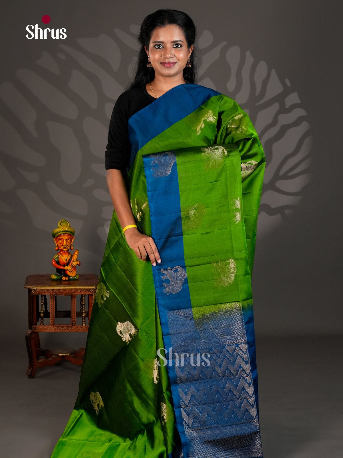 Buy Exquisite Green Soft Silk Saree with Gold Elephant Motifs, Blue Border & Brocade Pallu