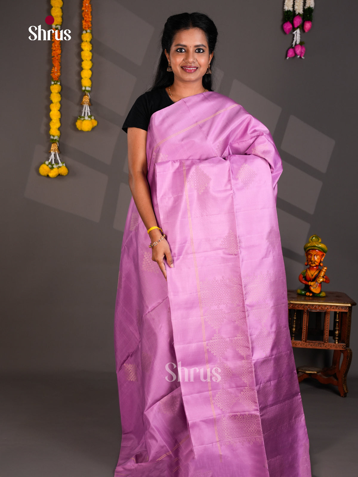 Buy Pretty Lilac Soft Silk Saree With Zari Kolam Buttas, Plain Border & Intricately Woven Kolam Pallu