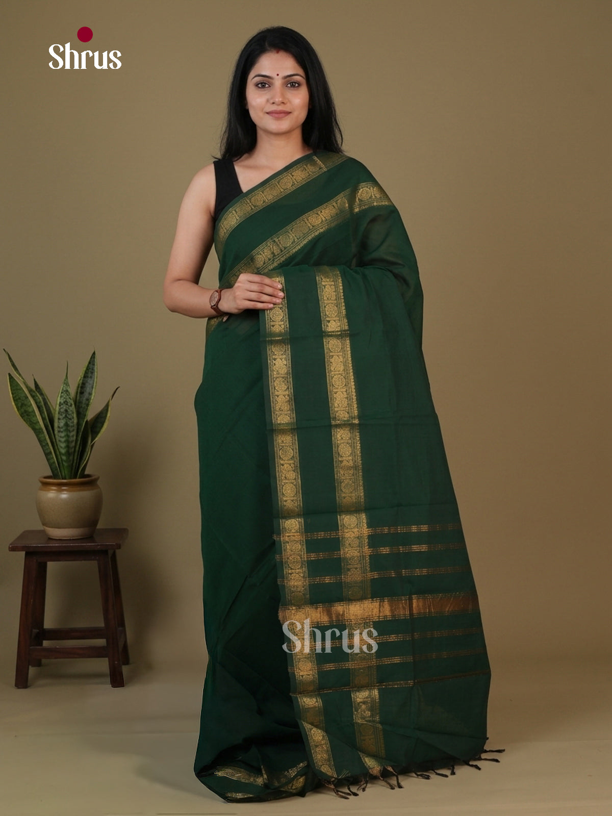 Majestic Dark Green Chettinad Cotton Saree With Solid Body, Rettapet Zari Border & Chit Pallu - Shop on Shrus.com