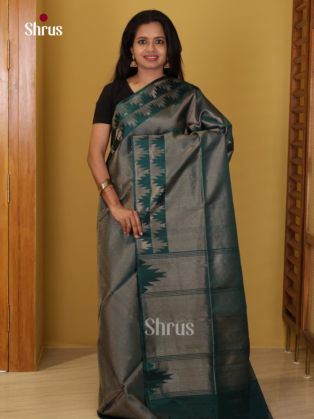 Buy Shimmery Metallic Grey Soft Silk Saree With Subtle Zari Weaves & Thazhampoo Border
