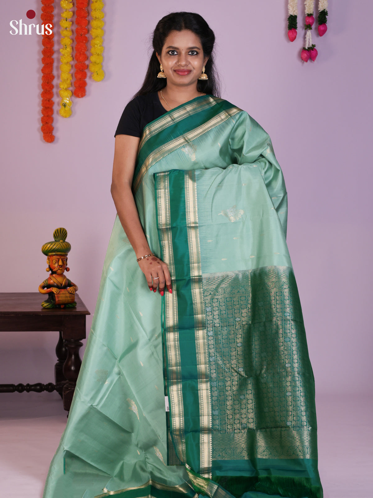 Buy Ethereal Mint Green Kanchipuram Silk Saree With Leaf Buttas, Green Rettaipet Border & Brocade Pallu