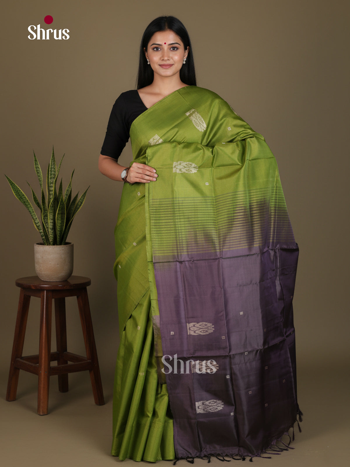 Buy Elegant Olive Green Banana Pith Saree With Geometric Motifs & Dark Grey Zari Woven Pallu