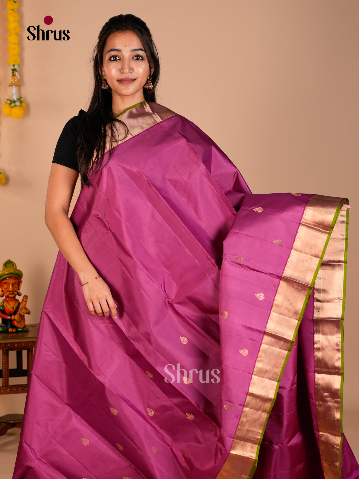 Buy Stylish Onion Pink Kanchipuram Saree With Golden Buttas, Rich Zari Border & Brocade Pallu