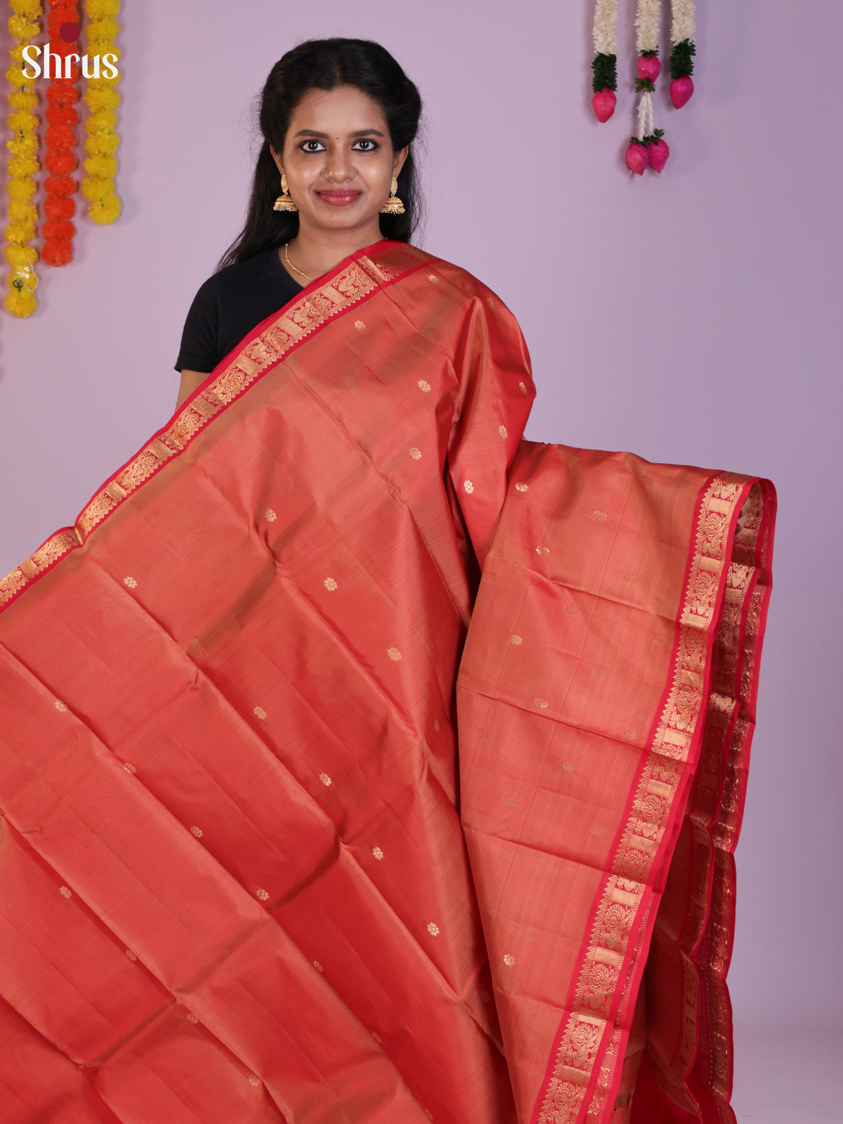 Buy Resplendent Peach Kanchipuram Saree With Gold Buttas, Small Red Zari Border & Rich Pallu