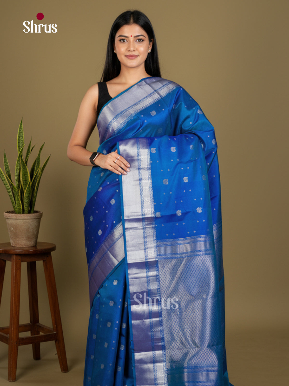 Buy Sheeny Royal Blue Kanchipuram Saree with Silver Peacock Buttas, Zari Border & Brocade Pallu
