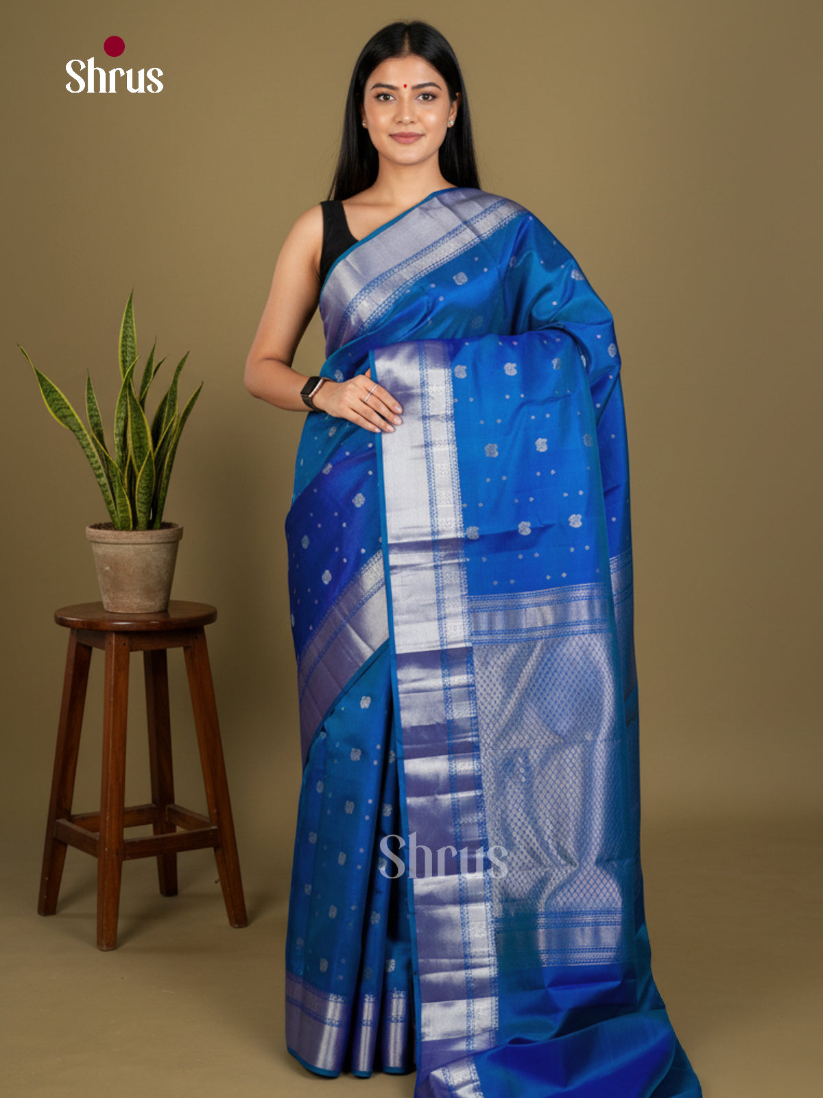 Buy Sheeny Royal Blue Kanchipuram Silk Saree with Silver Peacock Buttas, Zari Border & Brocade Pallu