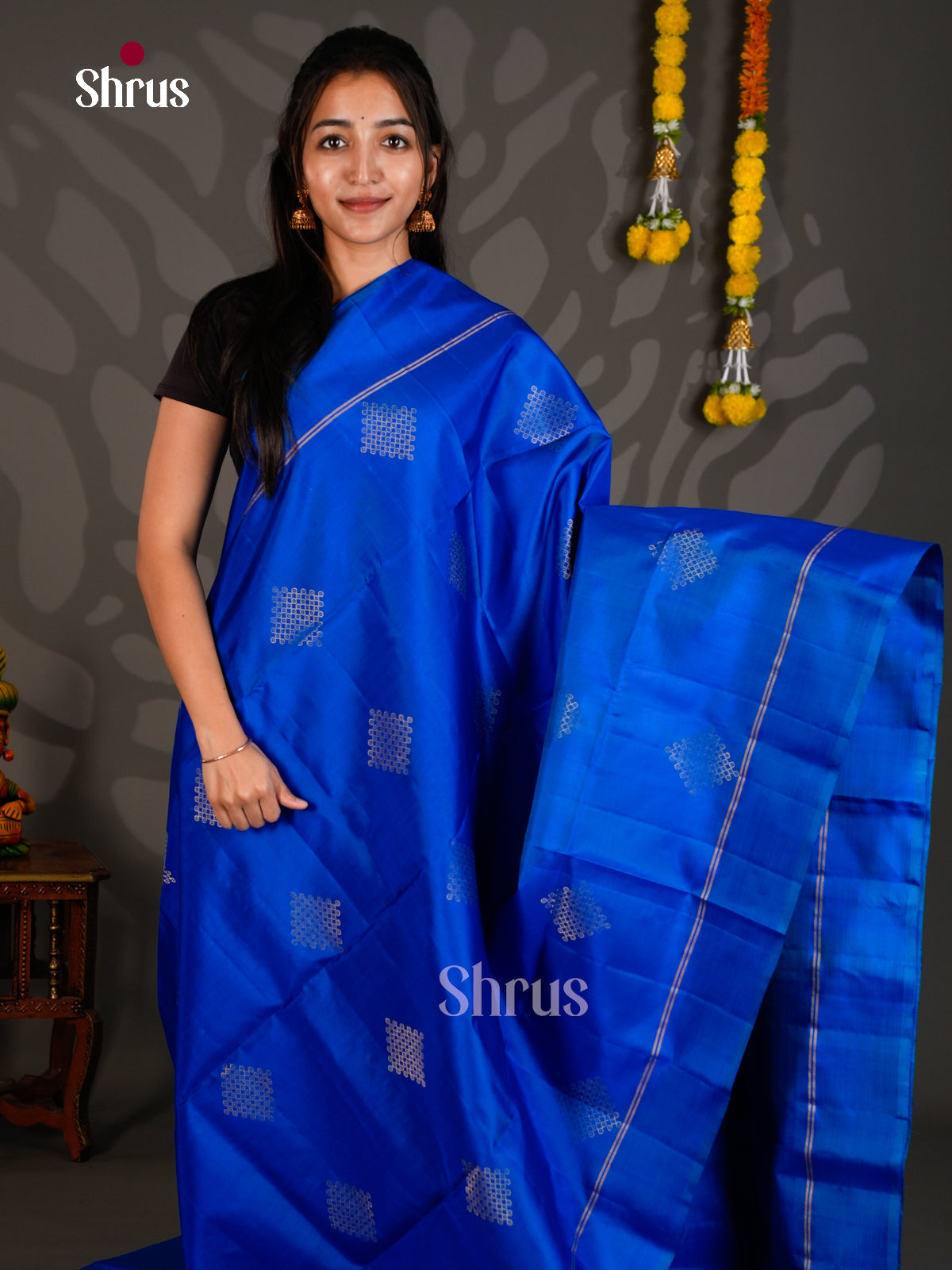 Buy Enchanting Royal Blue Soft Silk Sarees with Zari Kolam Motifs, Plain Border & Brocade Pallu