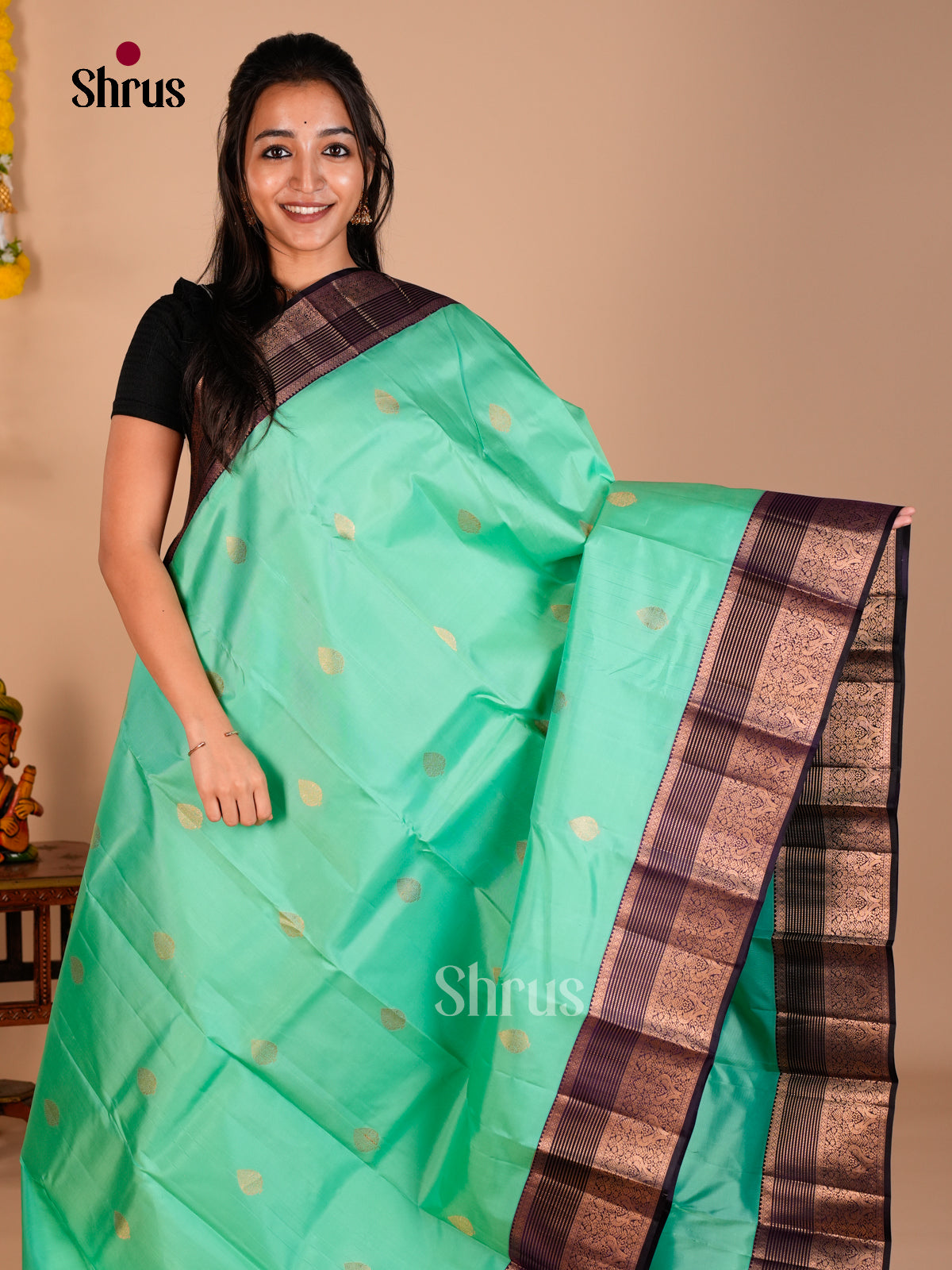 Buy Chic Sea Green Kanchipuram Saree with Paisley Floral Buttas, Violet Zari Border & Brocade Pallu