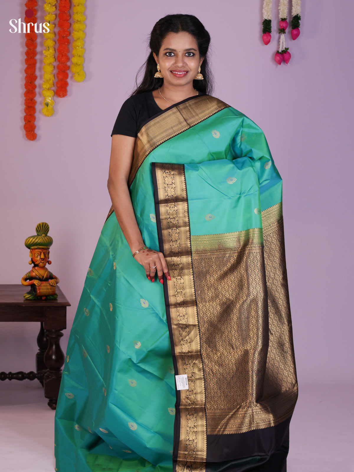Buy Splendid Sea Green Kanchipuram Silk Saree With Gold Buttas, Black Zari Border & Brocade Pallu