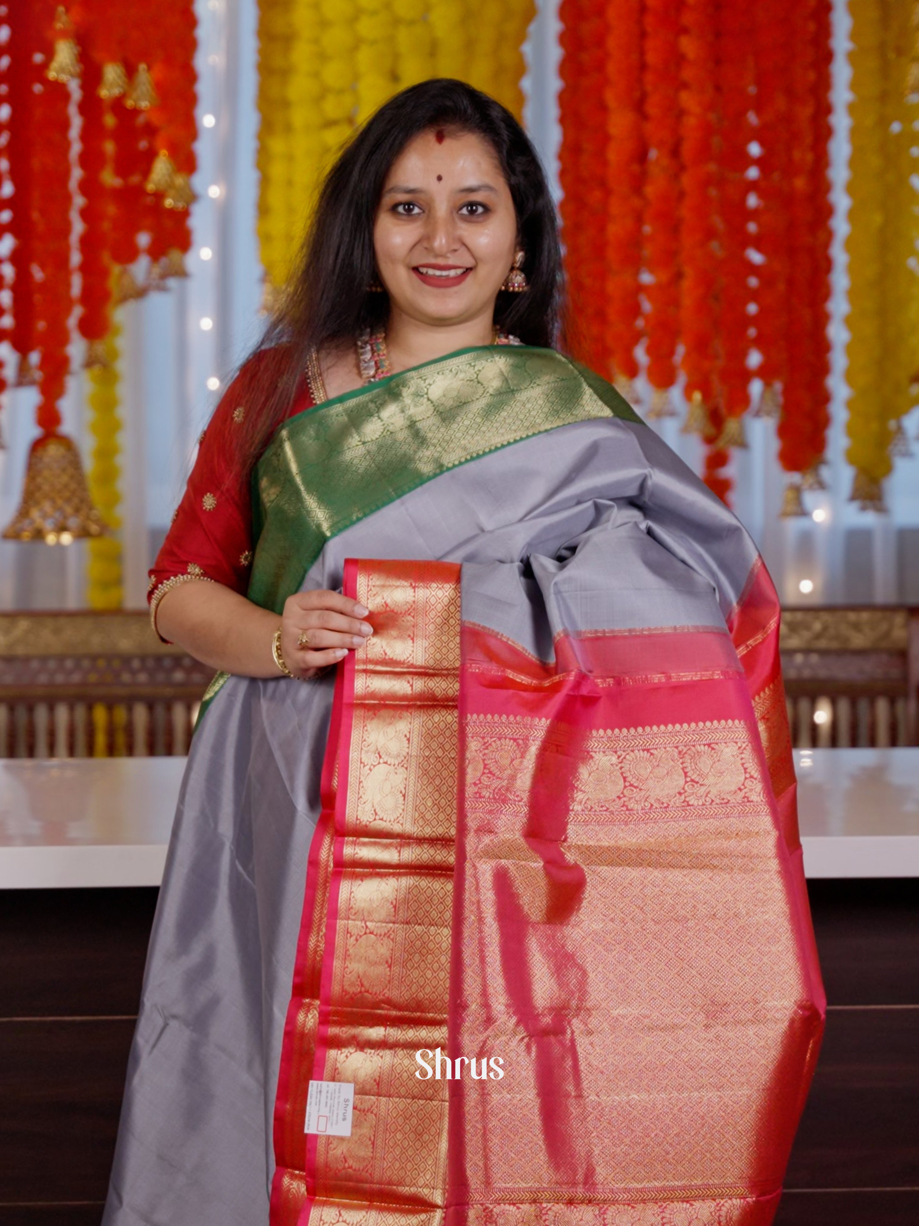 Grey and Pink Korvai Kanchipuram silk Adorned With Plain Body and Ganga Jamuna Border-3
