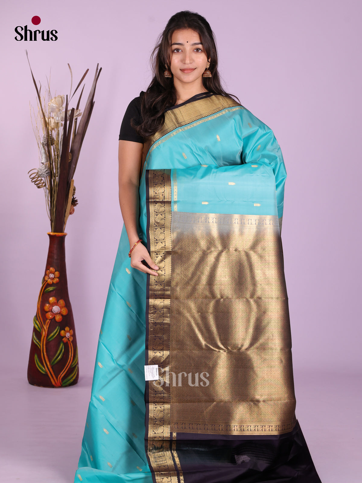 Buy Alluring Turquoise Kanchipuram Saree With Golden Buttis, Navy Blue Border & Brocade Pallu