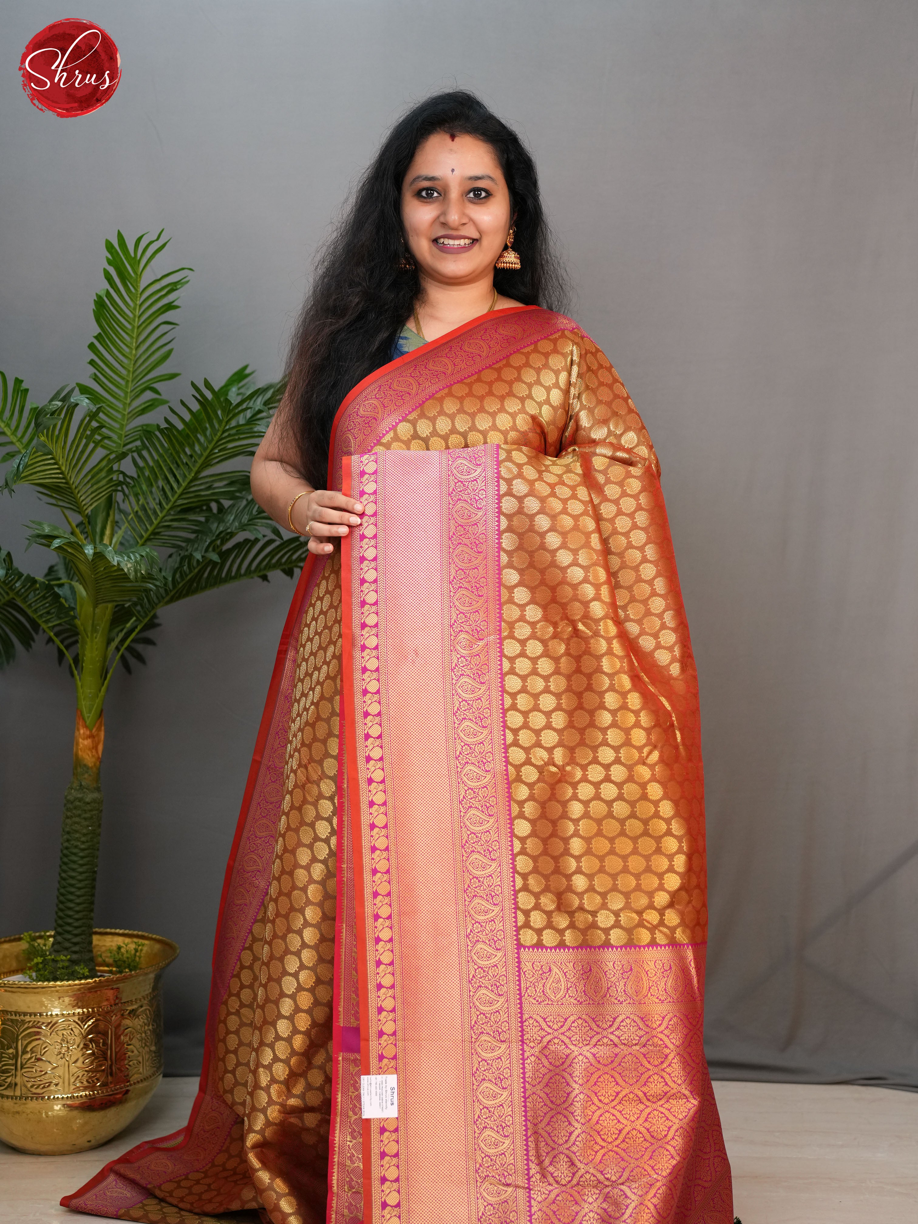 Mehandi Green & Pink - Semi Kanchipuram with Zari woven floral motifs on the body & contrast Zari Border - Shop on ShrusEternity.com