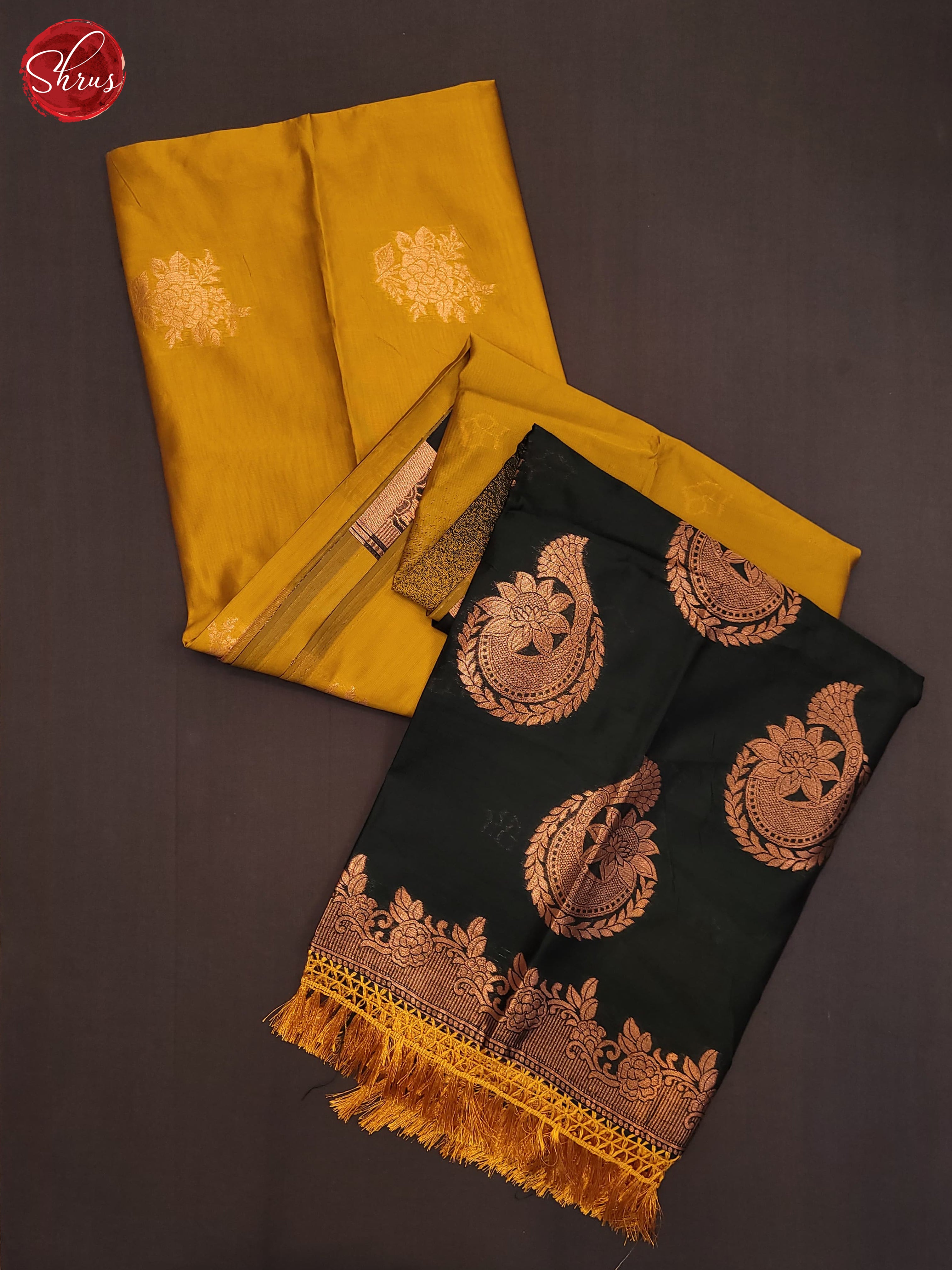 Mandhulir Green & Green - Semi Softsilk Saree - Shop on ShrusEternity.com