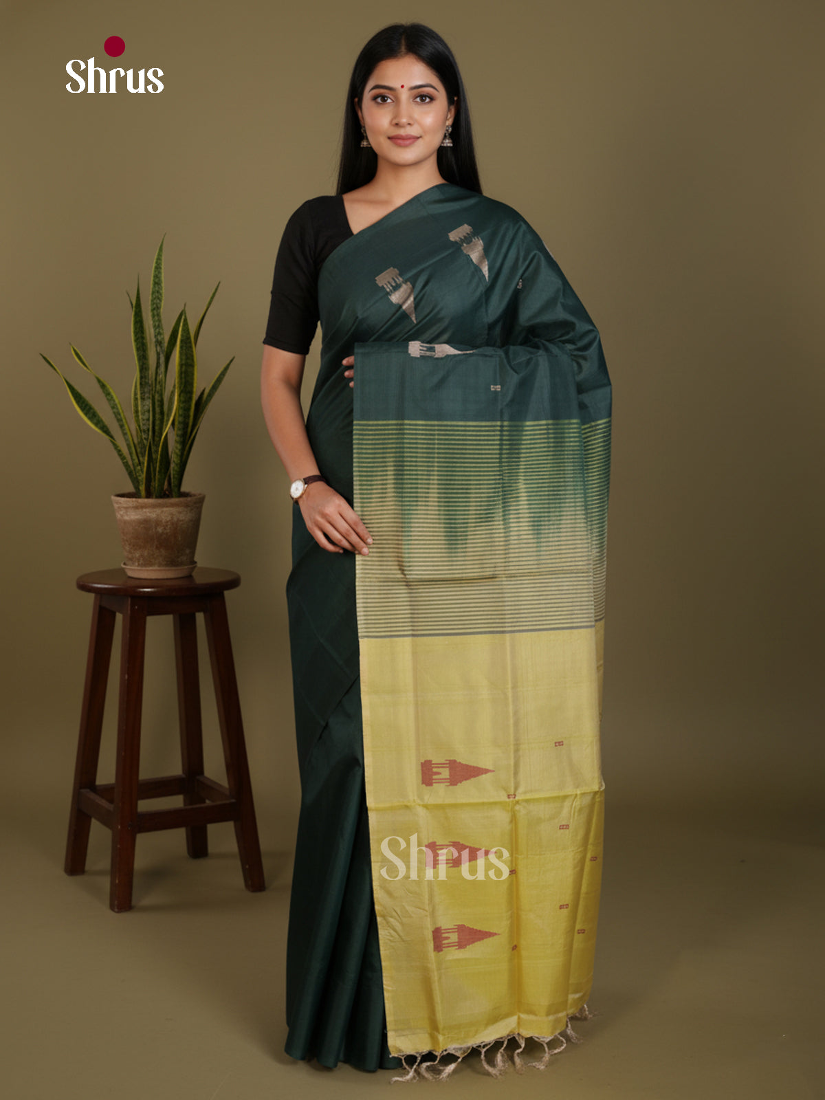 Buy Glamorous Bottle Green Banana Pith Saree With Silver Chariot Motifs & Mustard Green Pallu