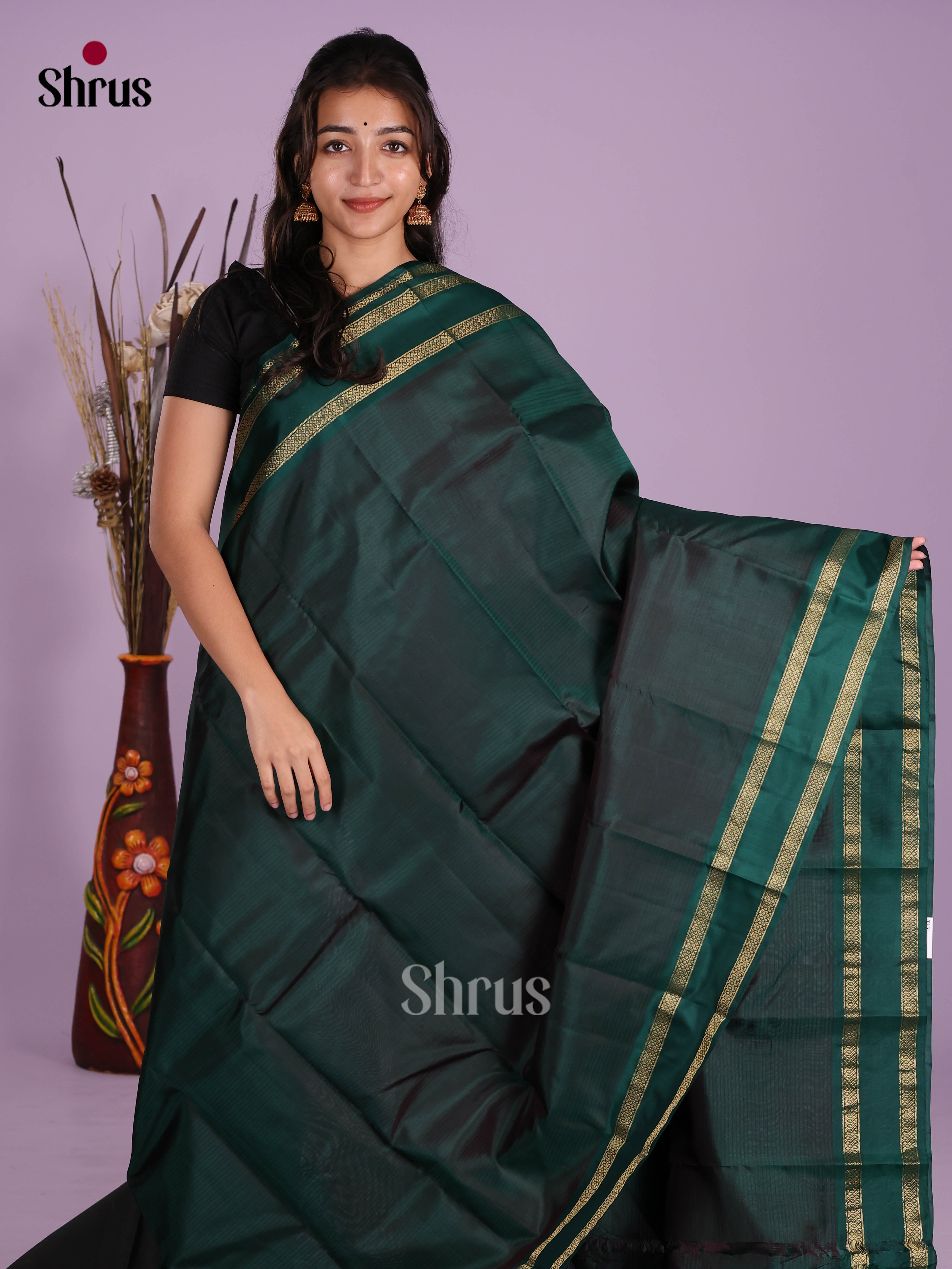 Buy Enigmatic Bottle Green Kanchipuram Saree With Rettaipet Zari Border & Traditional Pallu