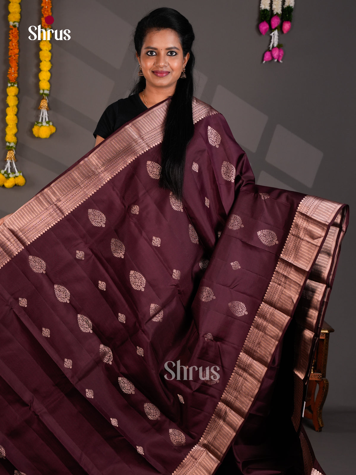 Buy Exquisite Brown Kanchipuram Saree With Golden Floral Motifs, Zari Border & Brocade Pallu