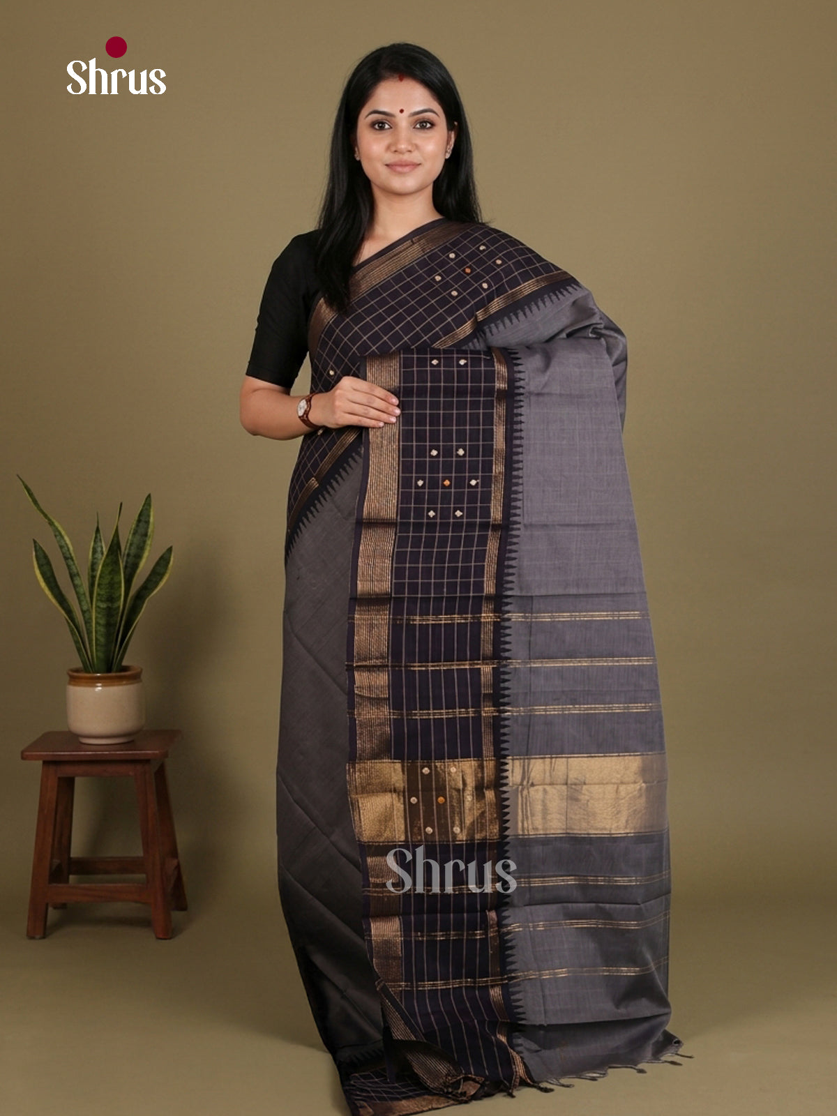Chic Grey Chettinad Cotton Saree With Plain Body & Navy Blue Zari Checked Rettapet Border