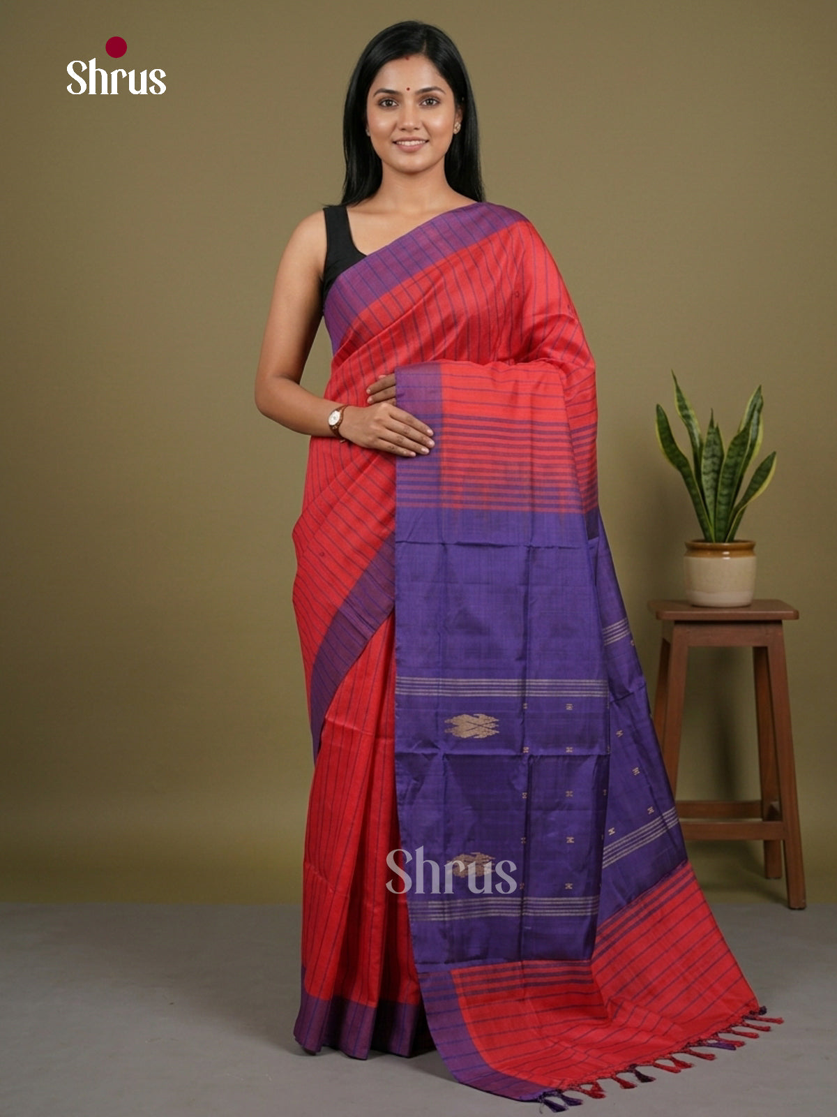Buy Pretty Coral Red Banana Pith Saree With Diagonal Stripes, Navy Blue Border & Traditional Pallu