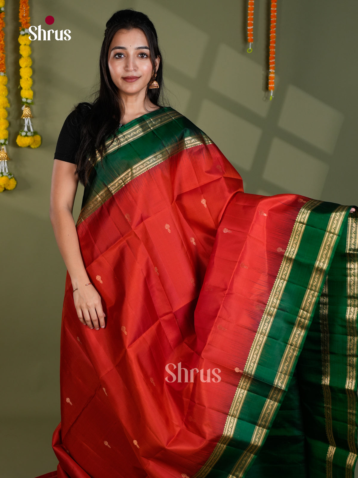 Buy Chic Crimson Red Pure Silk Saree With Gold Buttas, Green Rettapet Border & Brocade Pallu