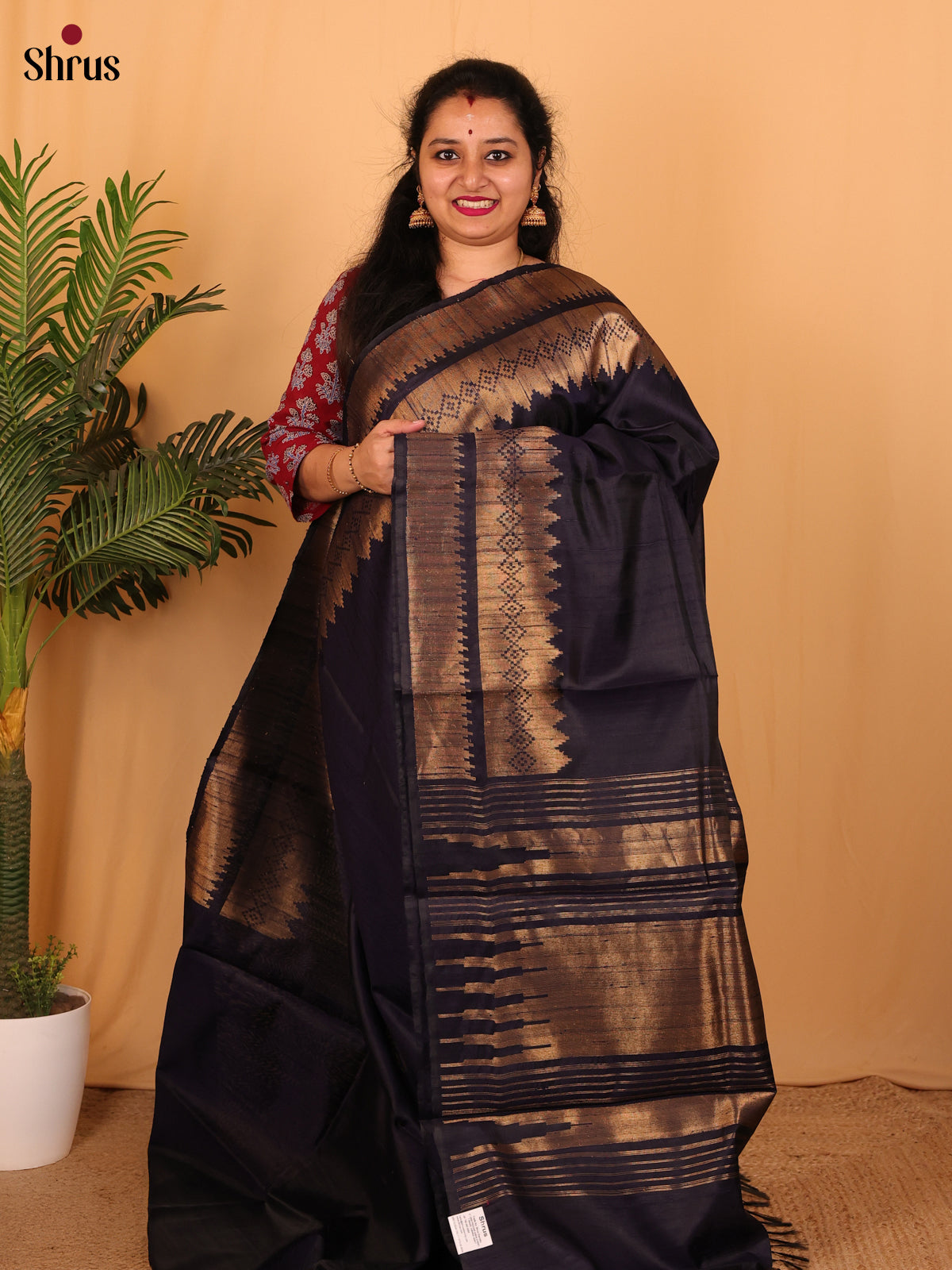 Black(Single Tone)- Raw Silk Saree - Shop on Shrus.com