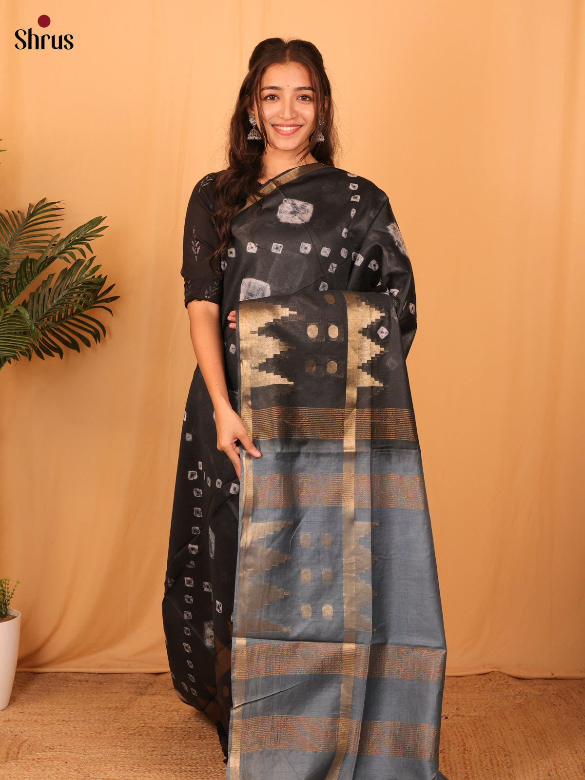 DAS08088 - Shibori Saree