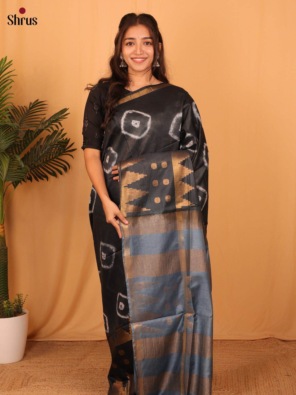 DAS08098 - Shibori Saree