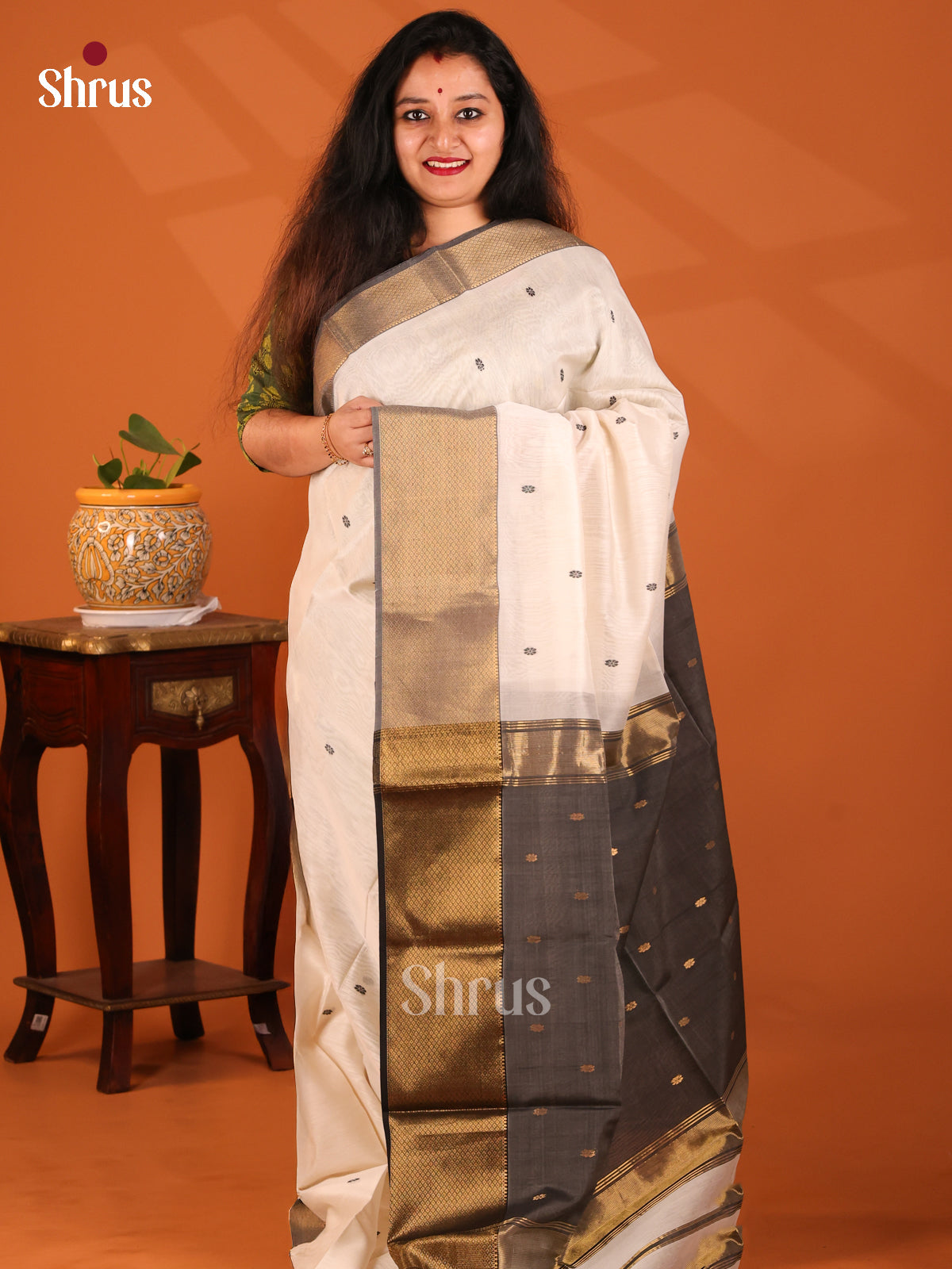 Cream with Black- Maheshwari silkcotton Saree - Shop on Shrus.com