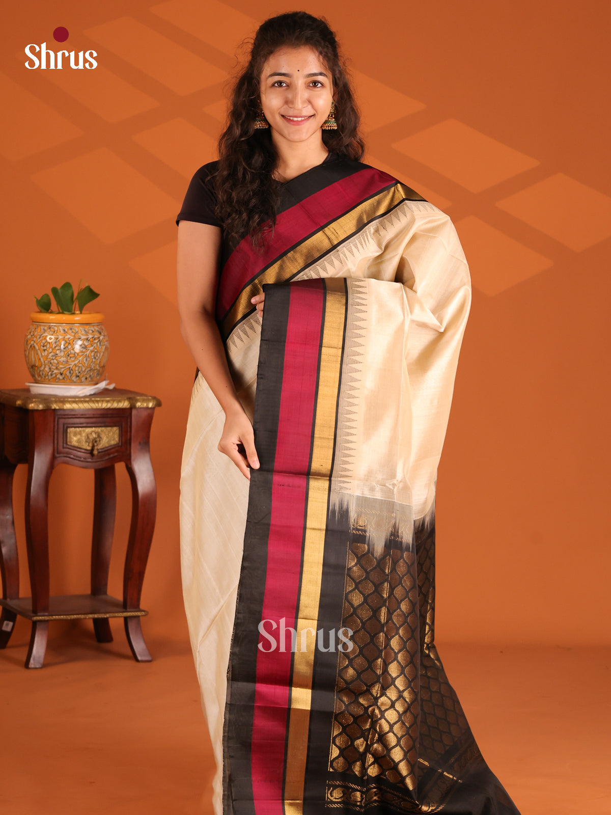 Graceful Cream Silk Cotton Saree with black brocade pallu - Shop on Shrus.com