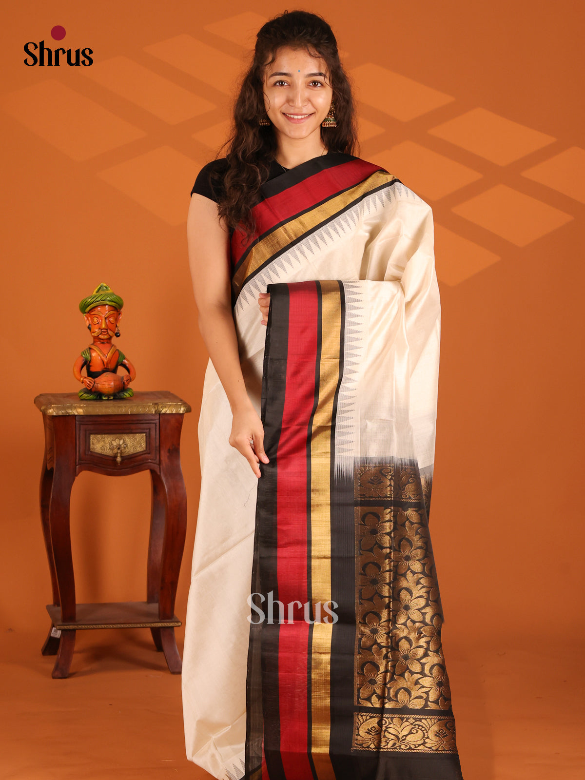 Gorgeous Cream Silk Cotton Saree with floral brocade pallu - Shop on Shrus.com