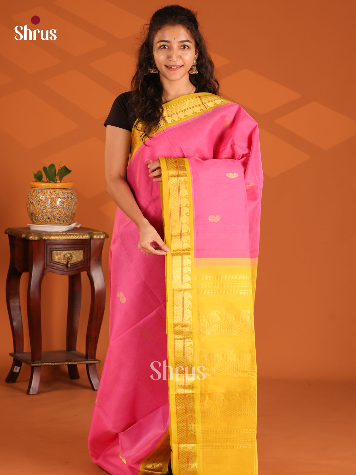 Graceful Pink Silk Cotton Saree with zari manga buttas & contrast Brocade pallu - Shop on Shrus.com