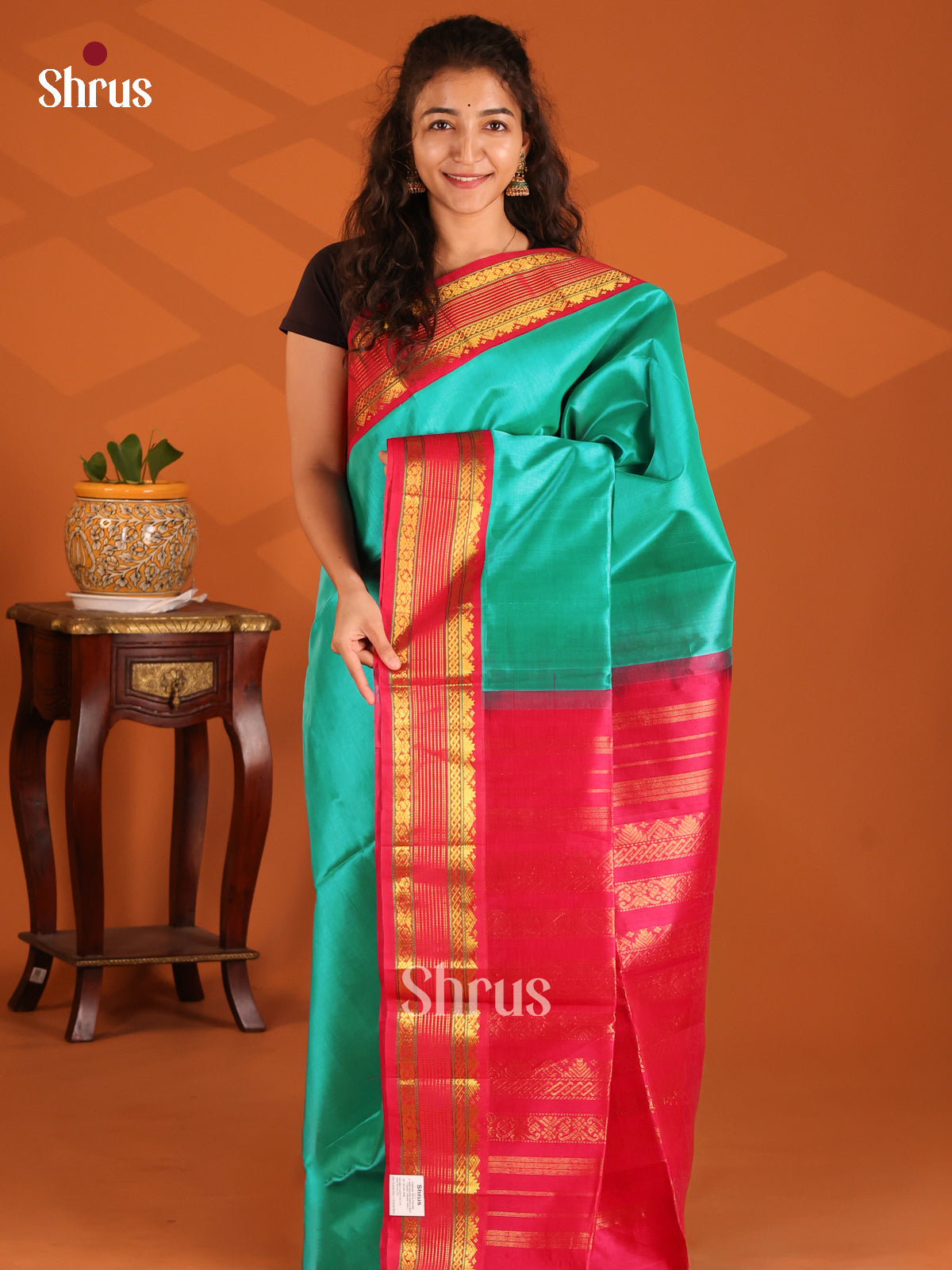 Beautiful Green Silk Cotton Saree with contrast Red Rettaipet zari border