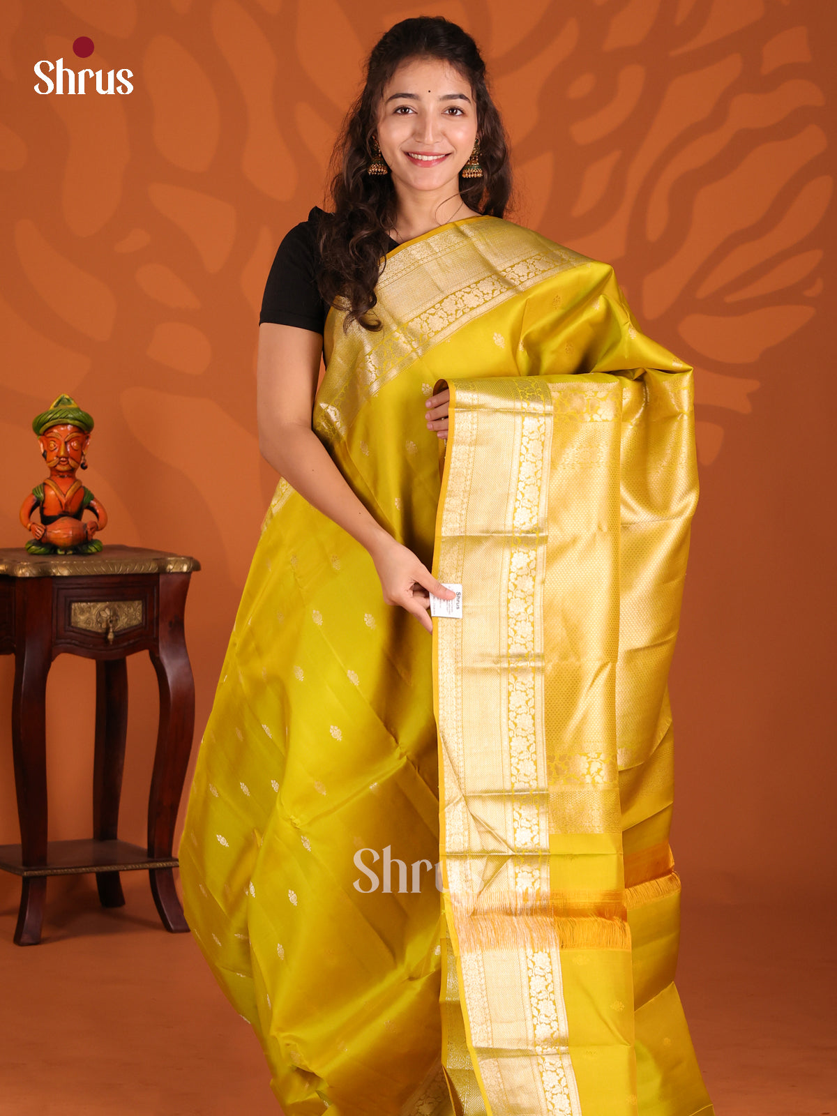 Mathulir Green Single Tone Kanchipuram silk Saree with zari woven floral buttas - Shop on Shrus.com