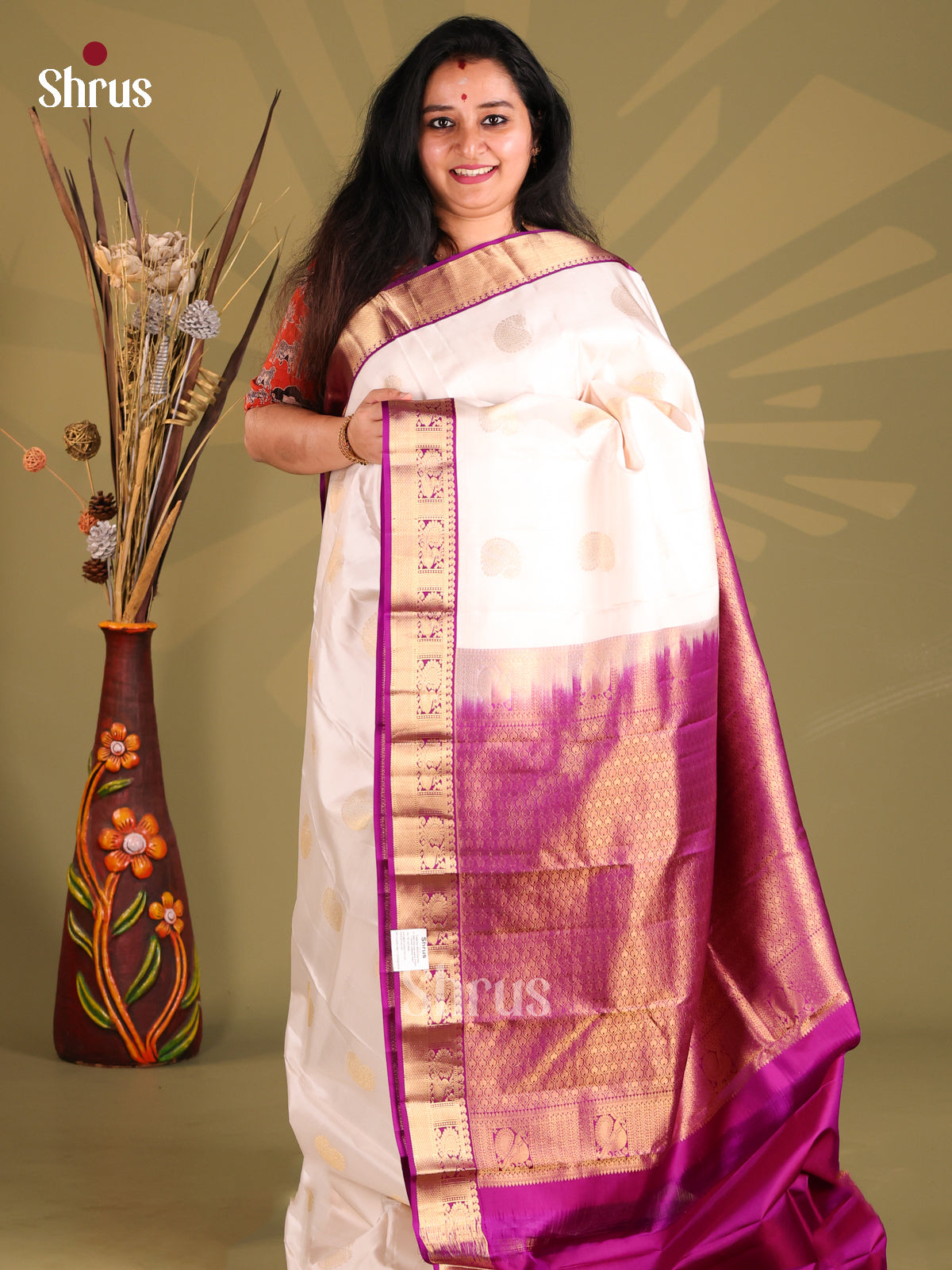 Exquisite White  Kanchipuram silk Saree gleams with zari  paisleys buttas - Shop on Shrus.com