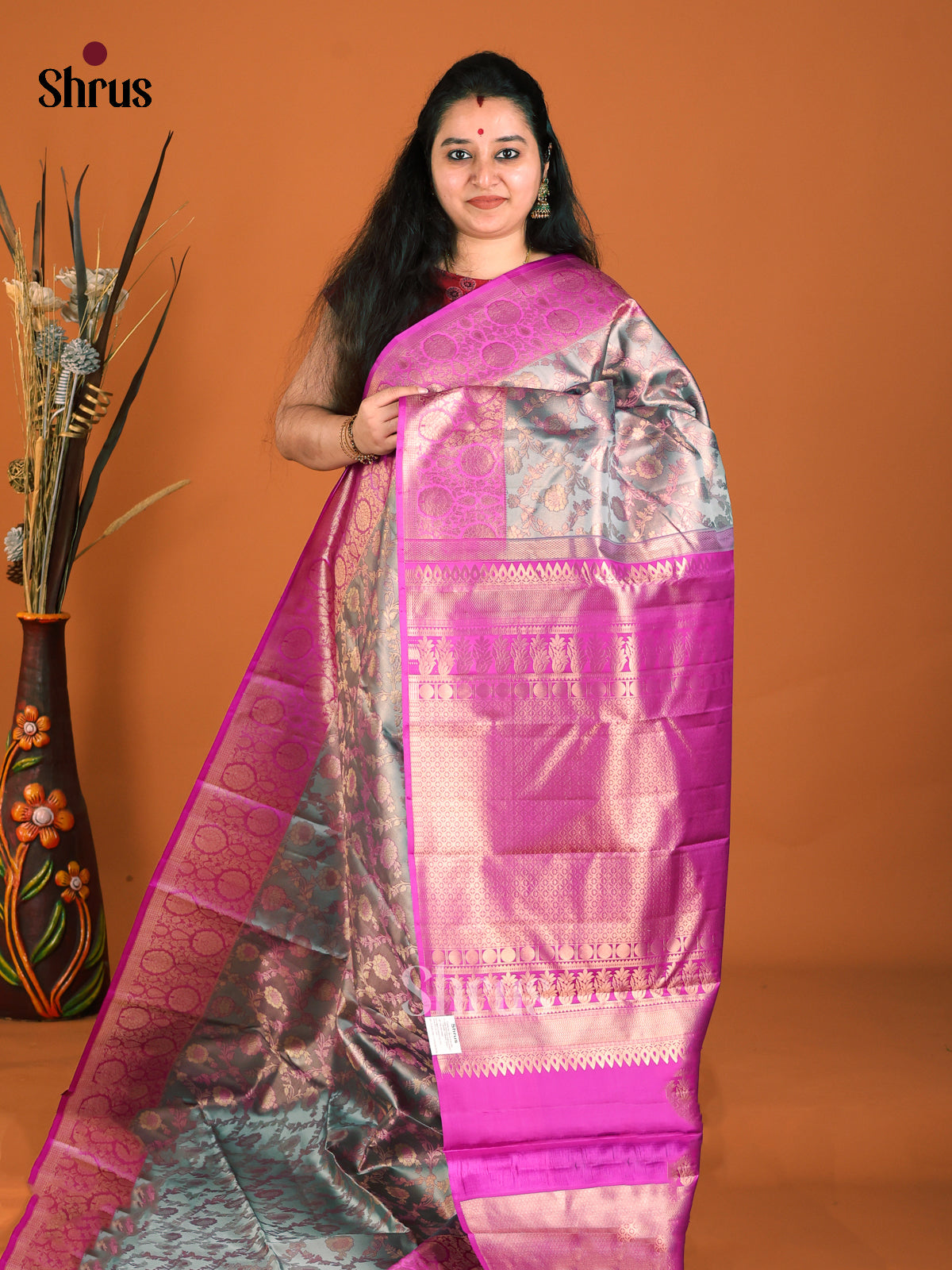 Double Shaded blue & Majenta Kanchipuram silk saree with criss cross checks brocade