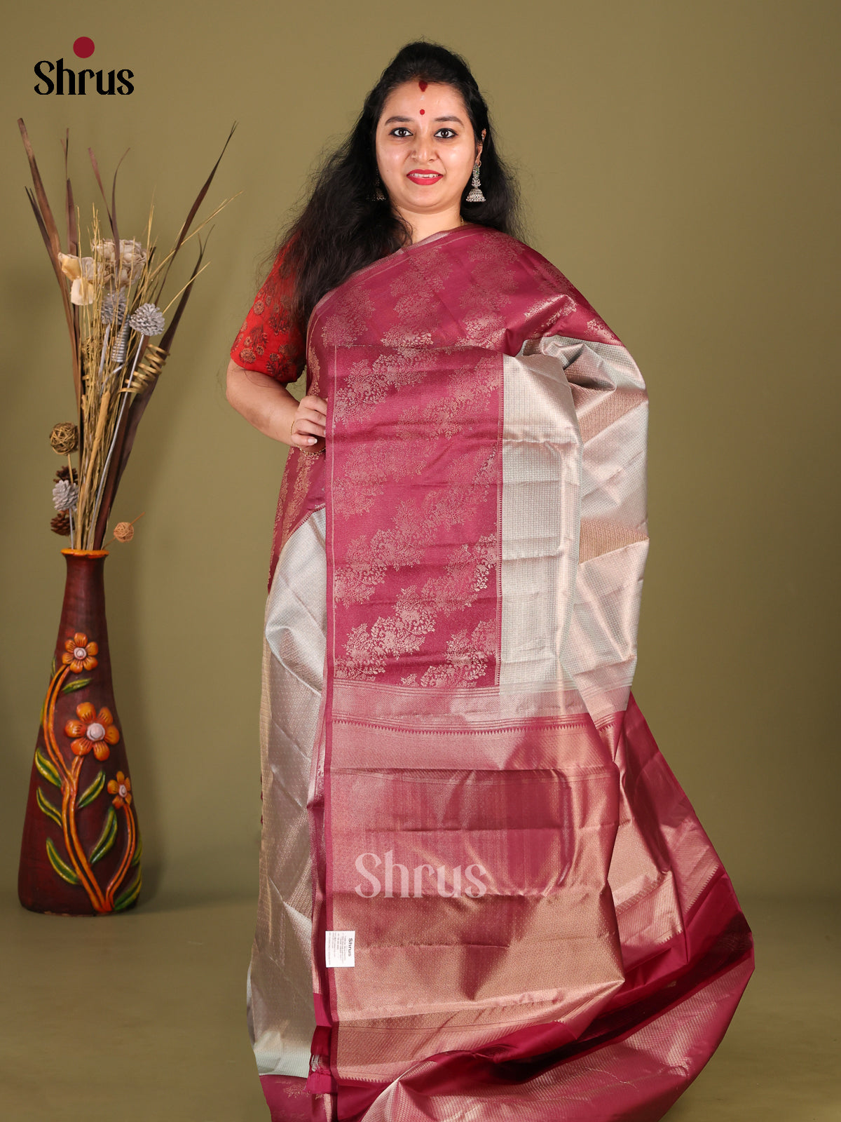 Elegant Grey Kanjivaram Silk Saree with Intricately Woven Zari brocade & Maroon