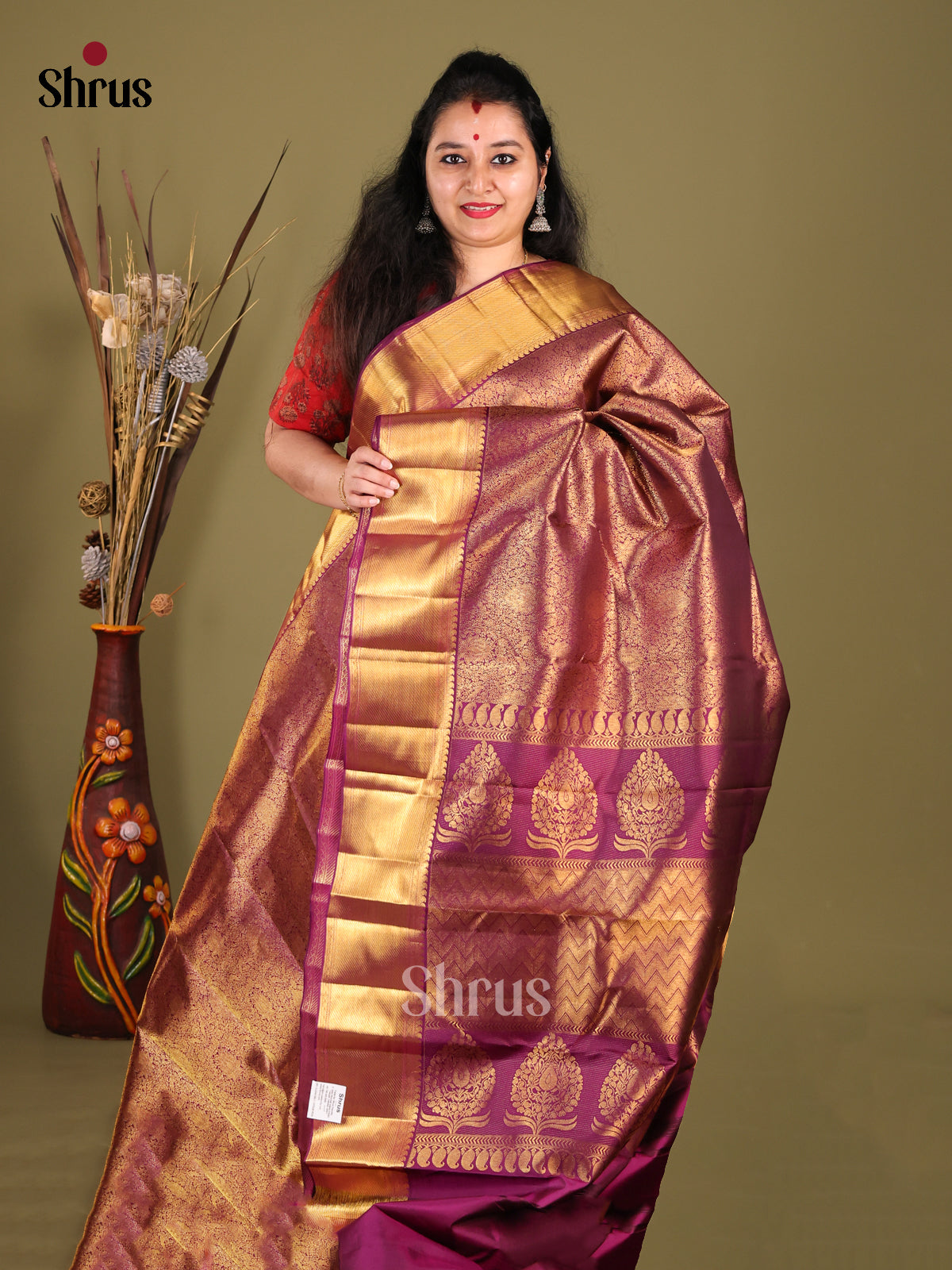 Exquisite Purple Kanchipuram silk Saree with floral nestling brocade & Zari Border 