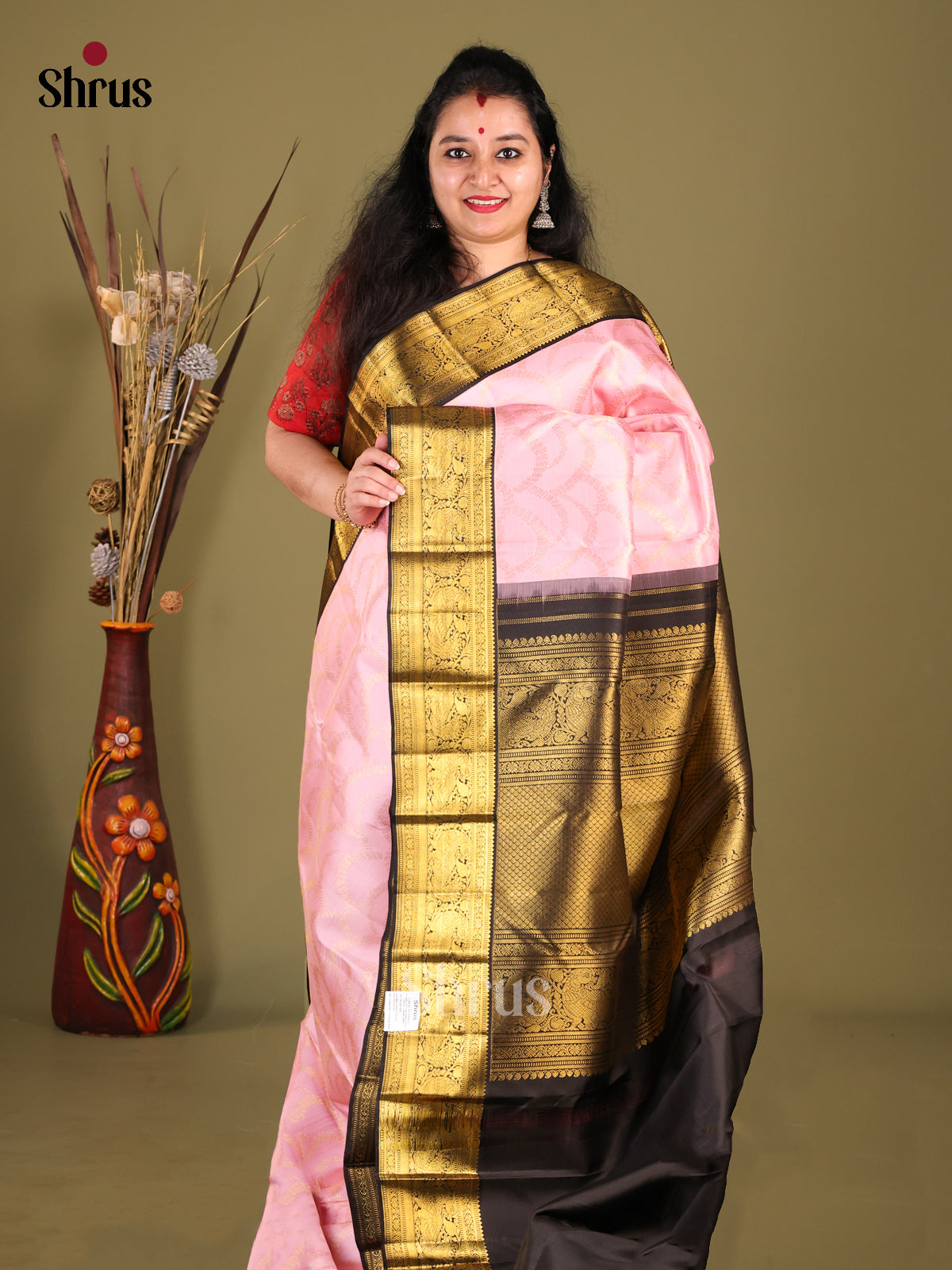 Charming Pink Kanchipuram silk Saree with ZAri Brocade Body & Black zari border 