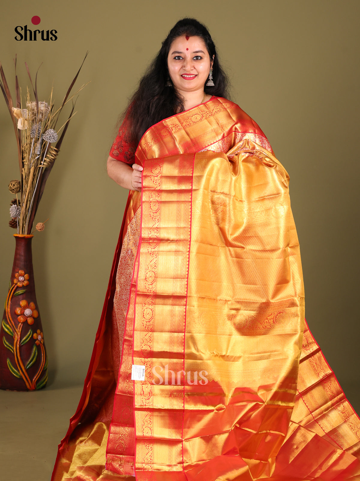 Exquisite Red Kanjivaram Silk Saree With Floral Nestled Brocade Body & Zari Pallu 