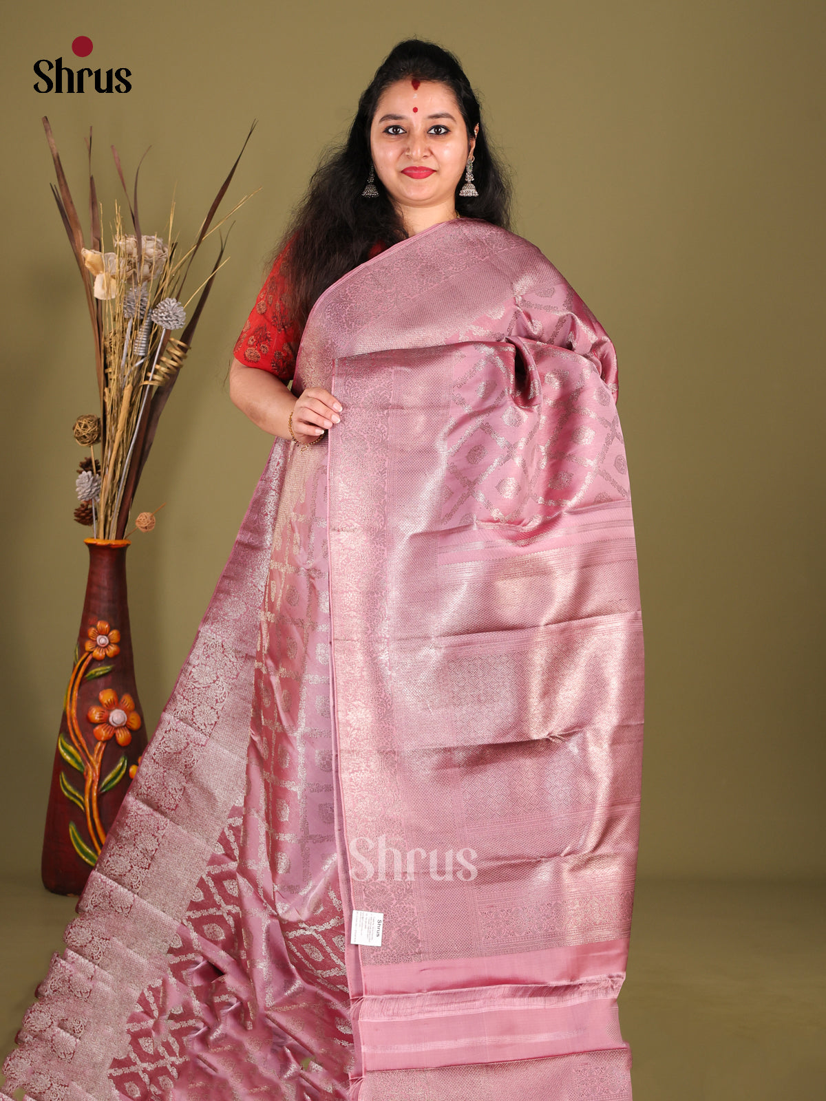 Dazzling Onion Pink Kanchipuram silk Saree with Beautiful floral brocade
