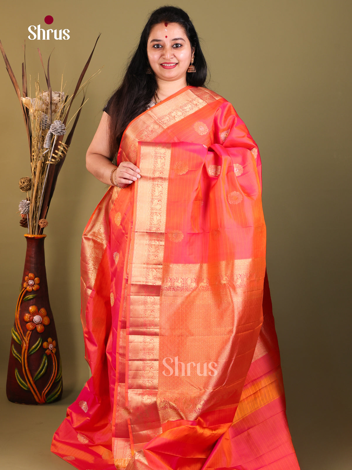 eleagant radiant Kanchipuram Butta design Saree