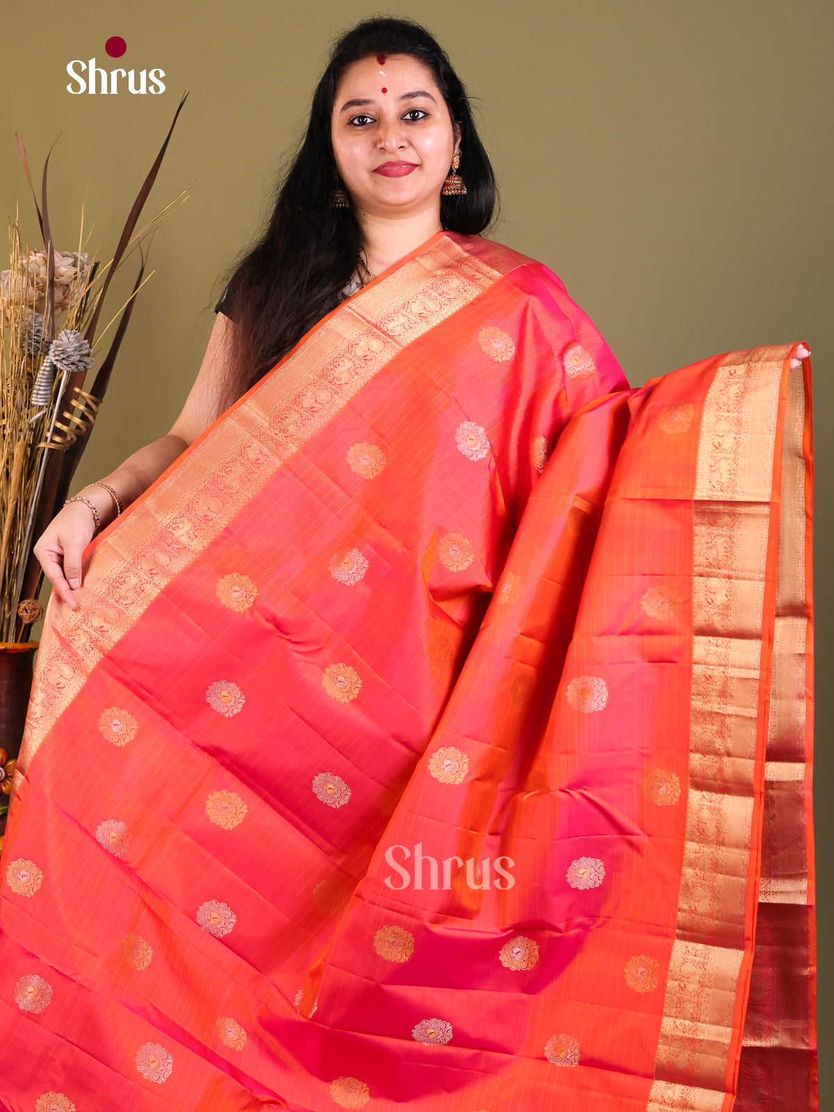 eleagant radiant Kanchipuram Butta design Saree -1