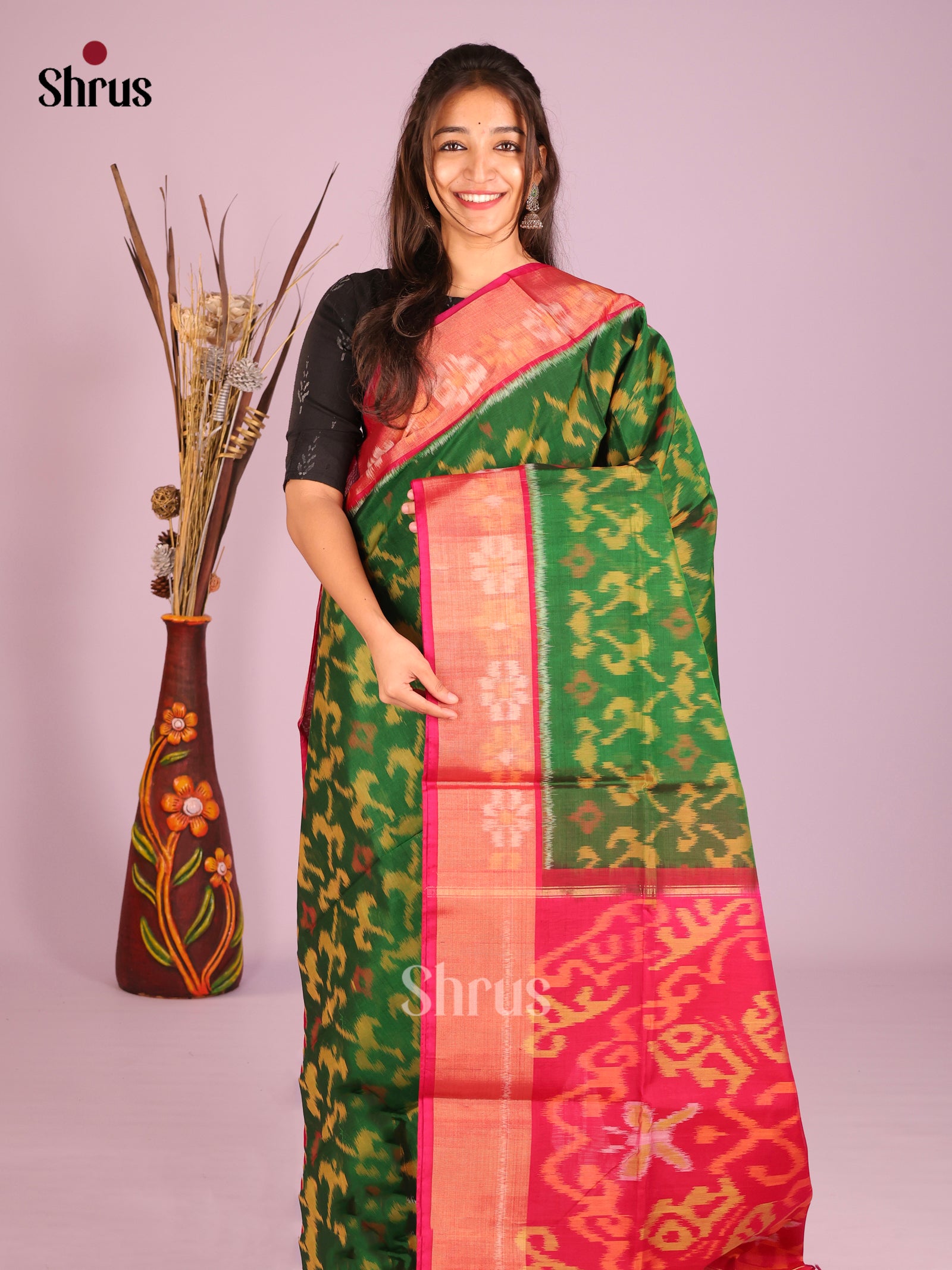 Vibrant Deep Green Pochampally Saree In Silk Cotton With Rani Pink Pallu